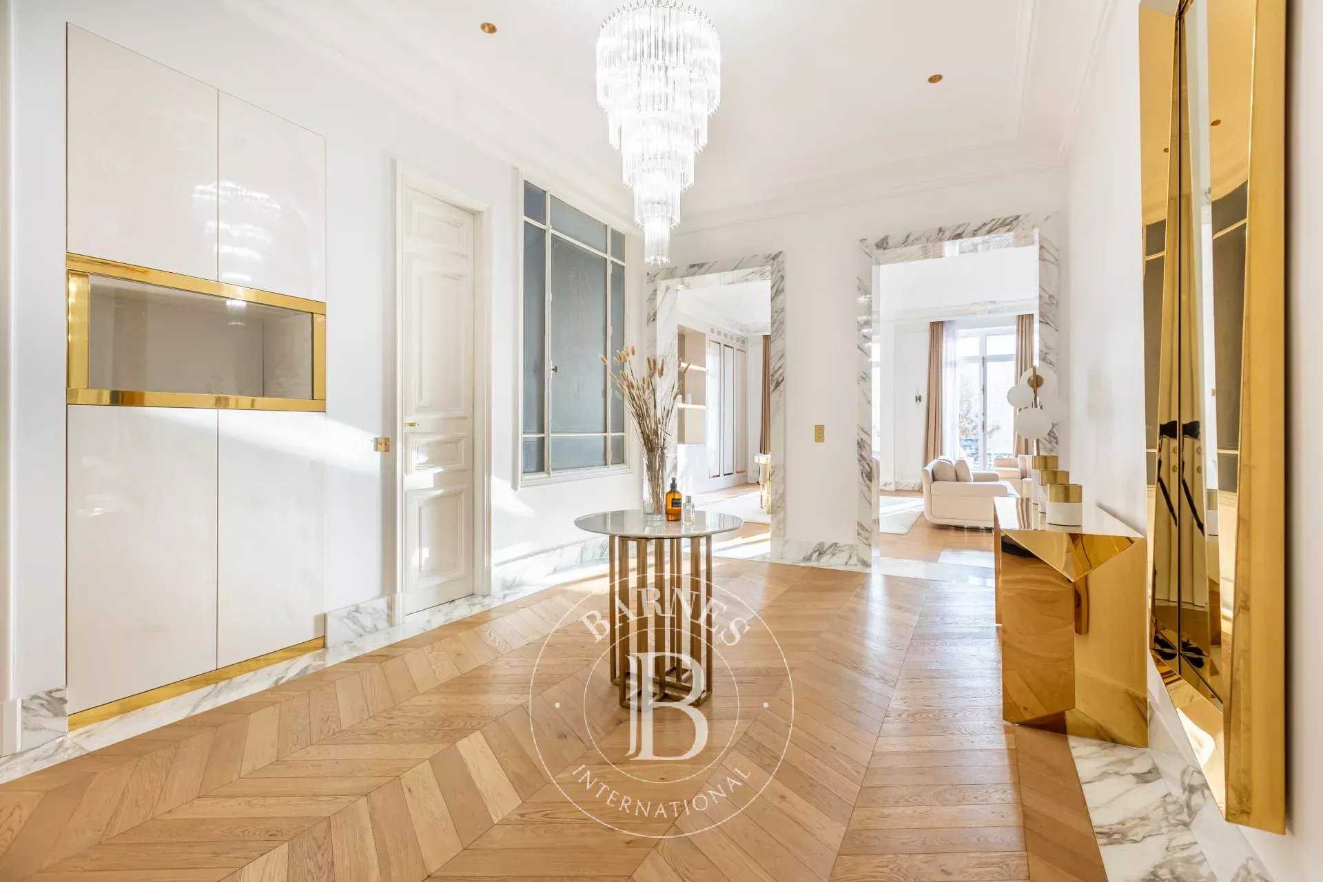 Paris  - Appartement 5 Pièces 3 Chambres