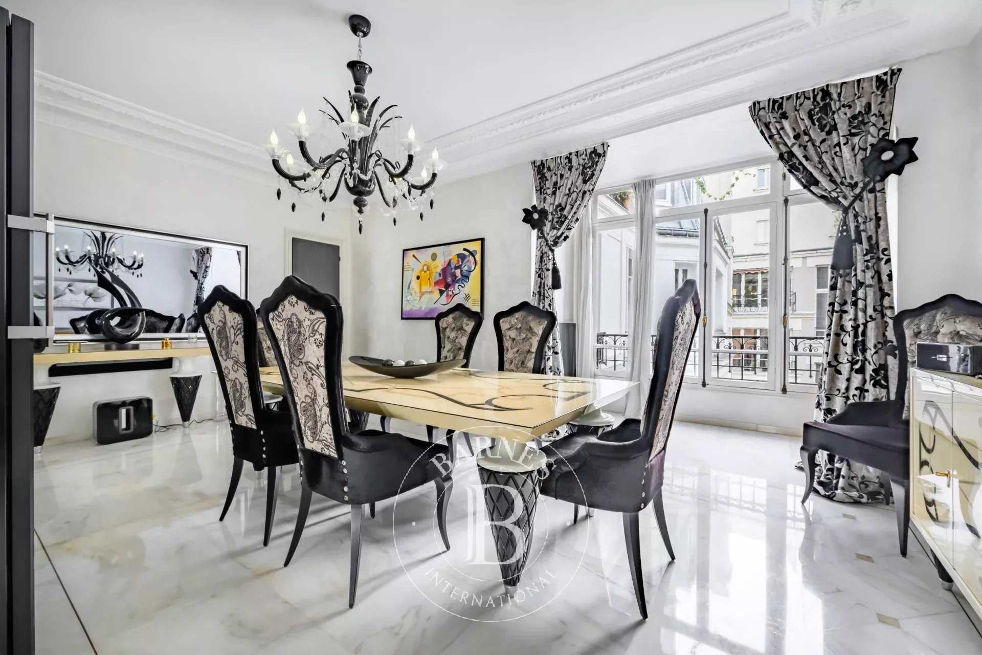 Paris  - Appartement 6 Pièces 3 Chambres