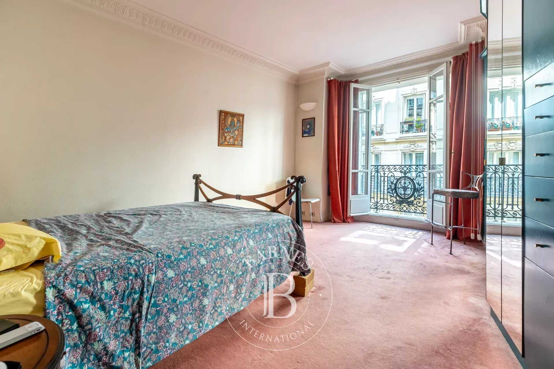 Paris  - Appartement 5 Pièces 3 Chambres