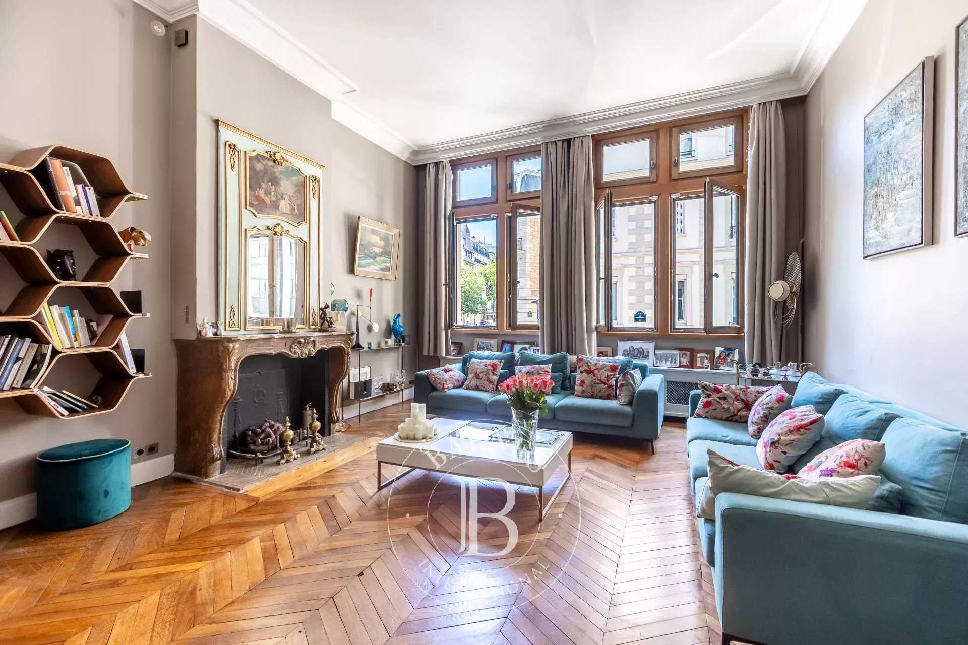 Paris  - Hôtel particulier 10 Pièces 6 Chambres