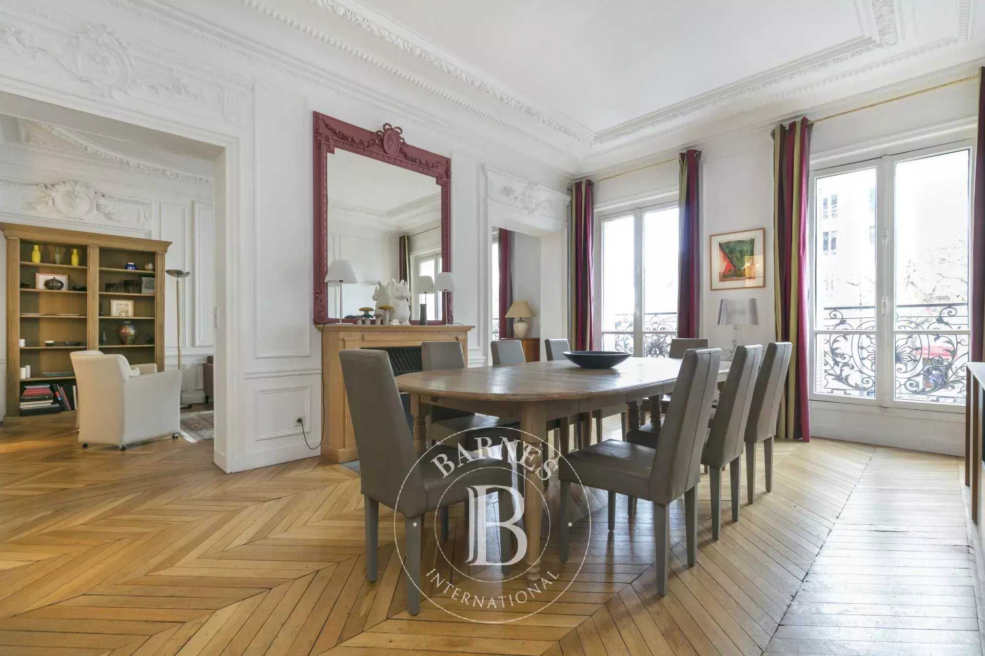 Paris  - Appartement 5 Pièces 3 Chambres