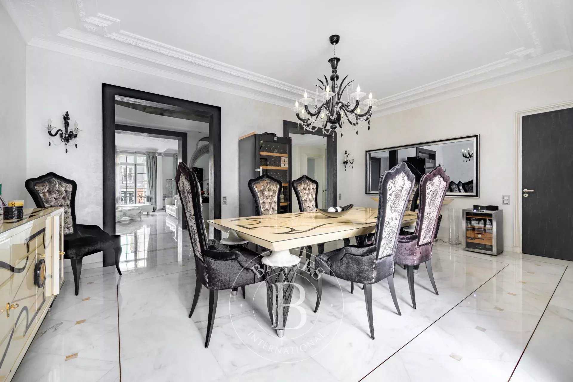 Paris  - Appartement 6 Pièces 3 Chambres