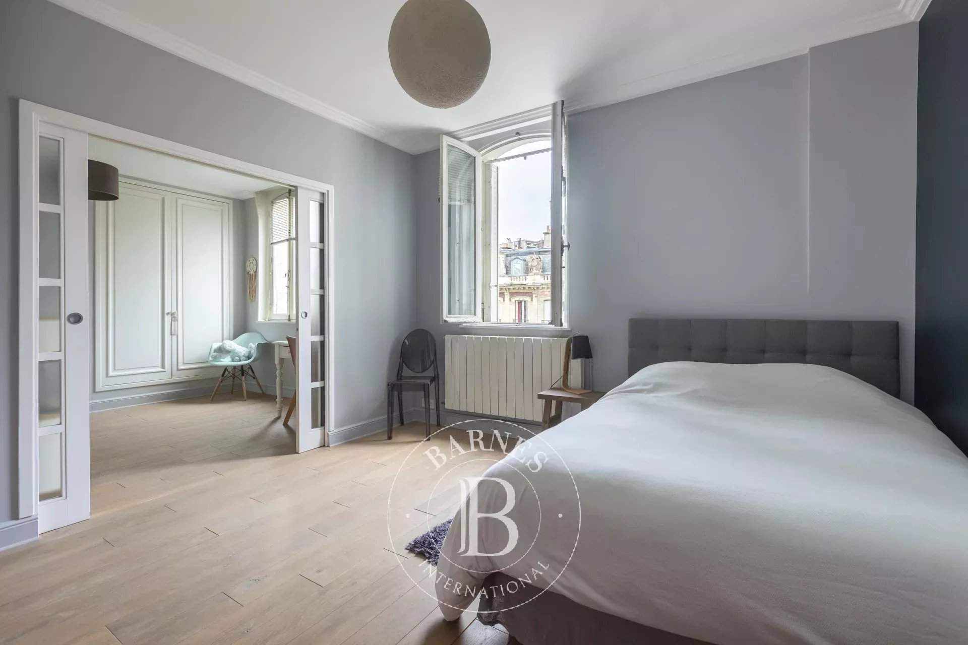 Paris  - Hôtel particulier 8 Pièces 5 Chambres - picture 16