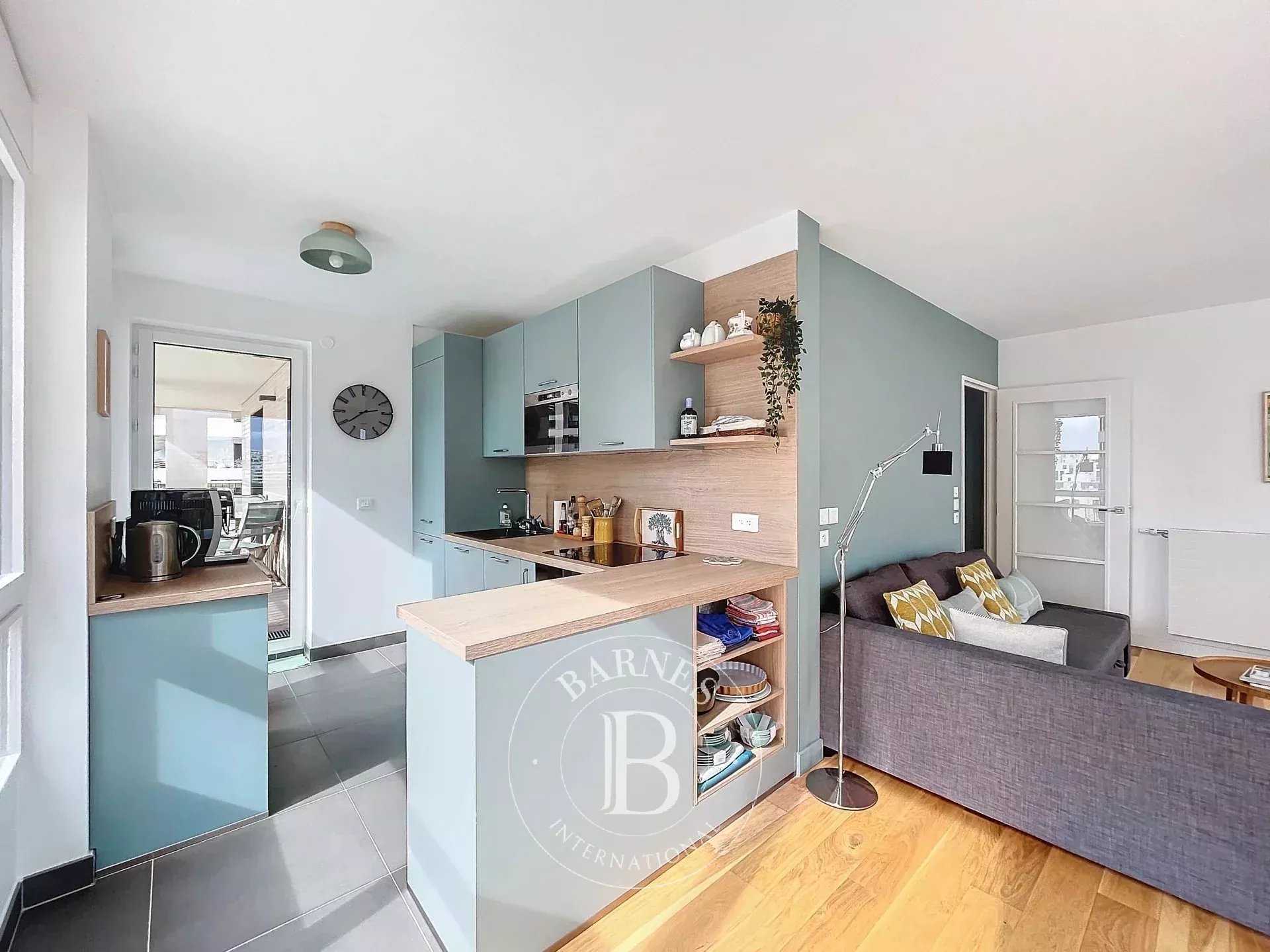 Paris  - Appartement 3 Pi&egrave;ces 2 Chambres