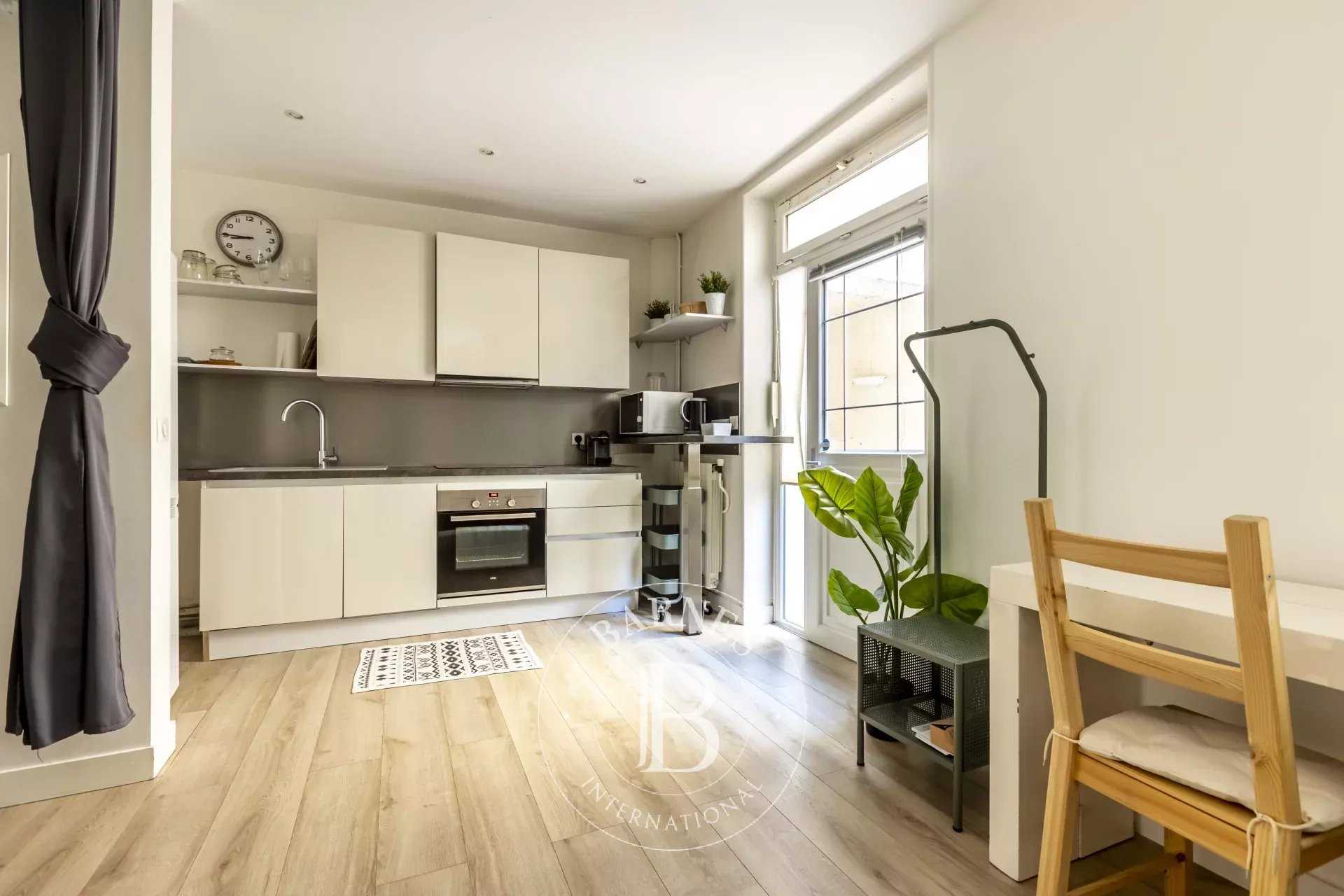 Paris  - Appartement 2 Pièces, 1 Chambre