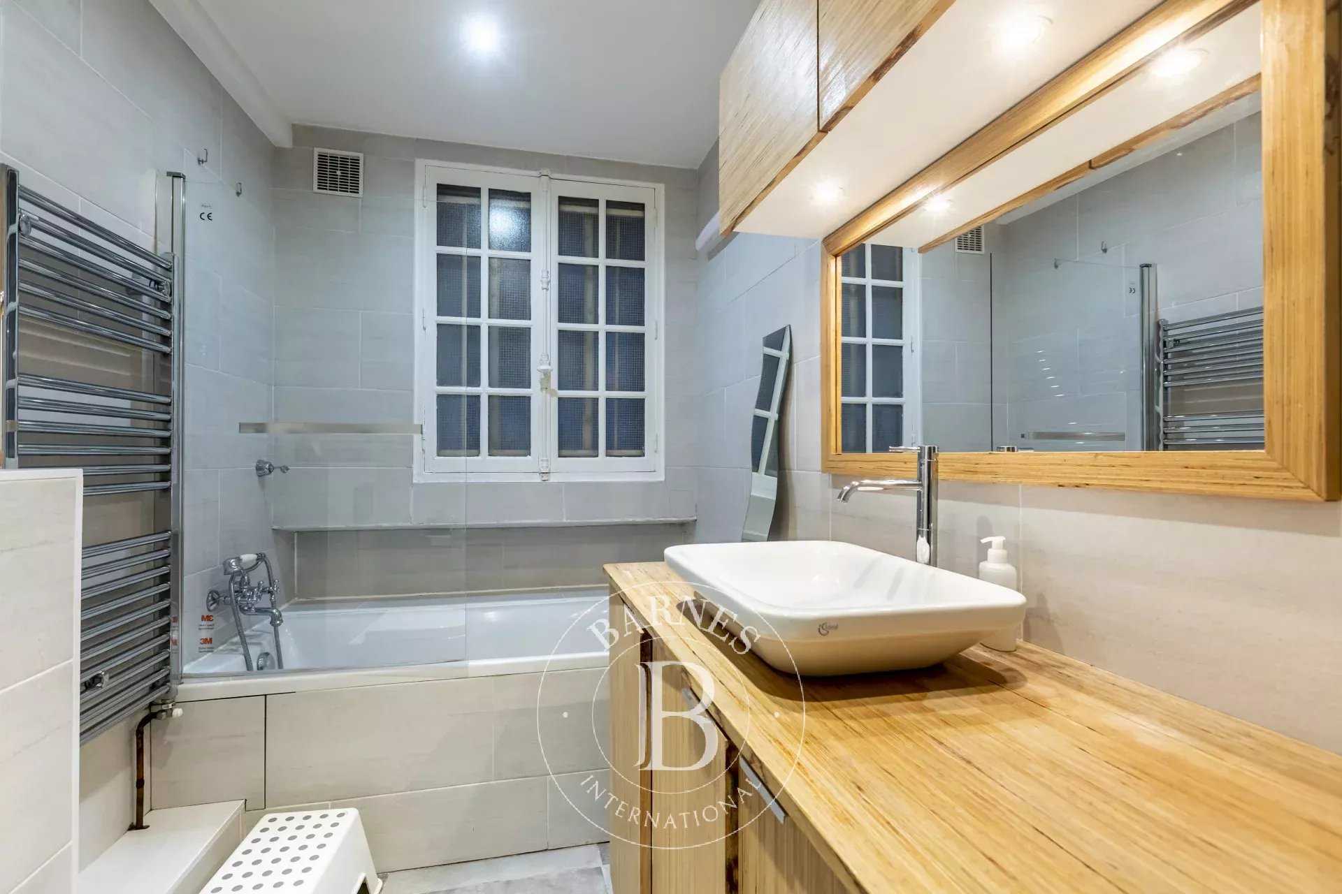 Paris  - Appartement 2 Pièces, 1 Chambre