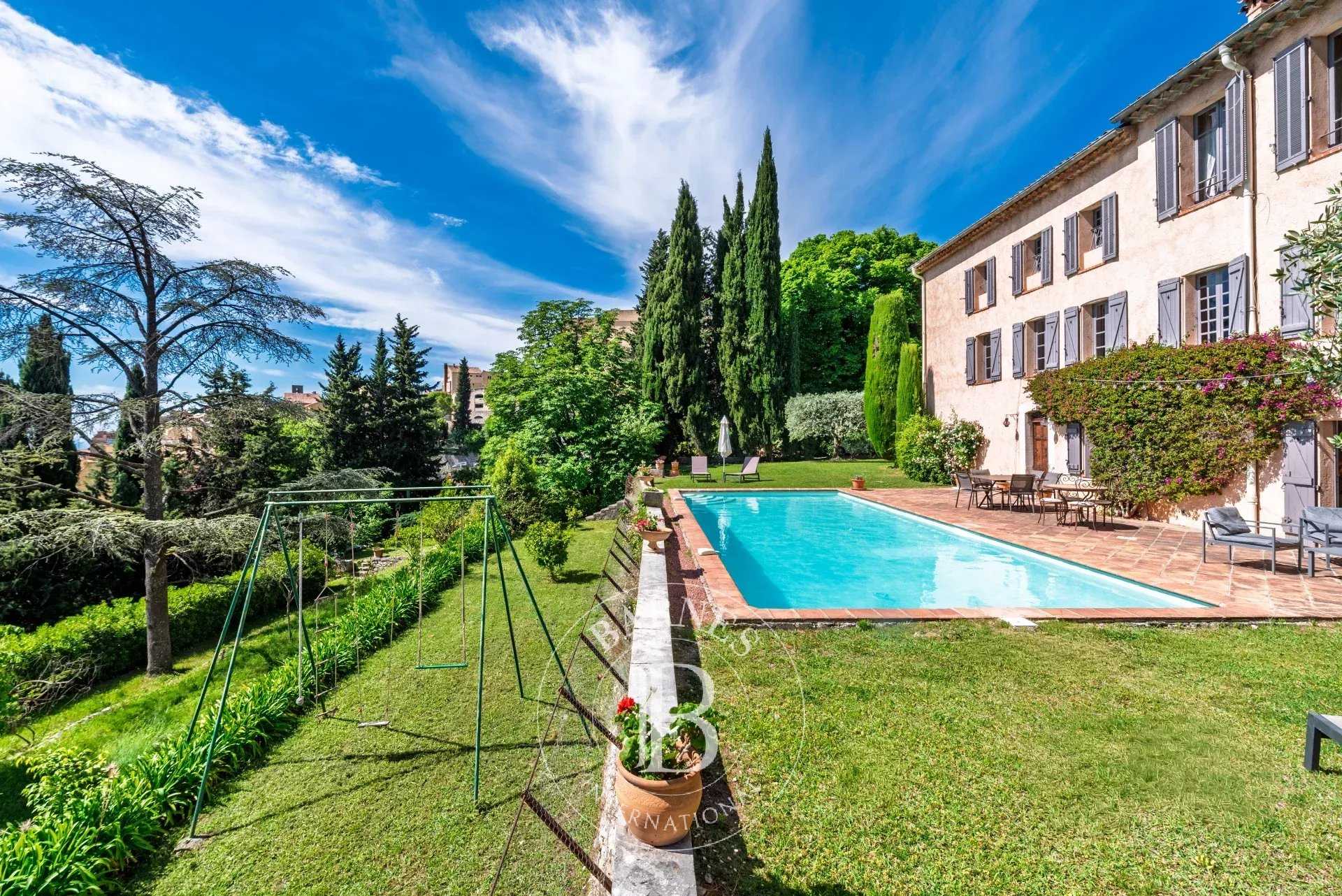 Grasse  - Bastide 18 Pi&egrave;ces 13 Chambres