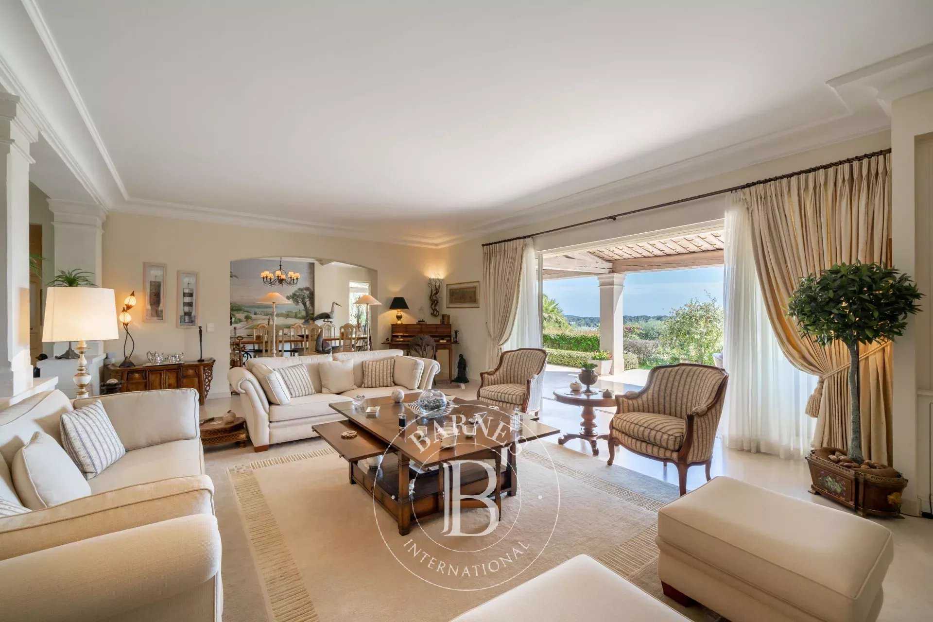 Mouans-Sartoux  - Propriété 12 Pi&egrave;ces 5 Chambres