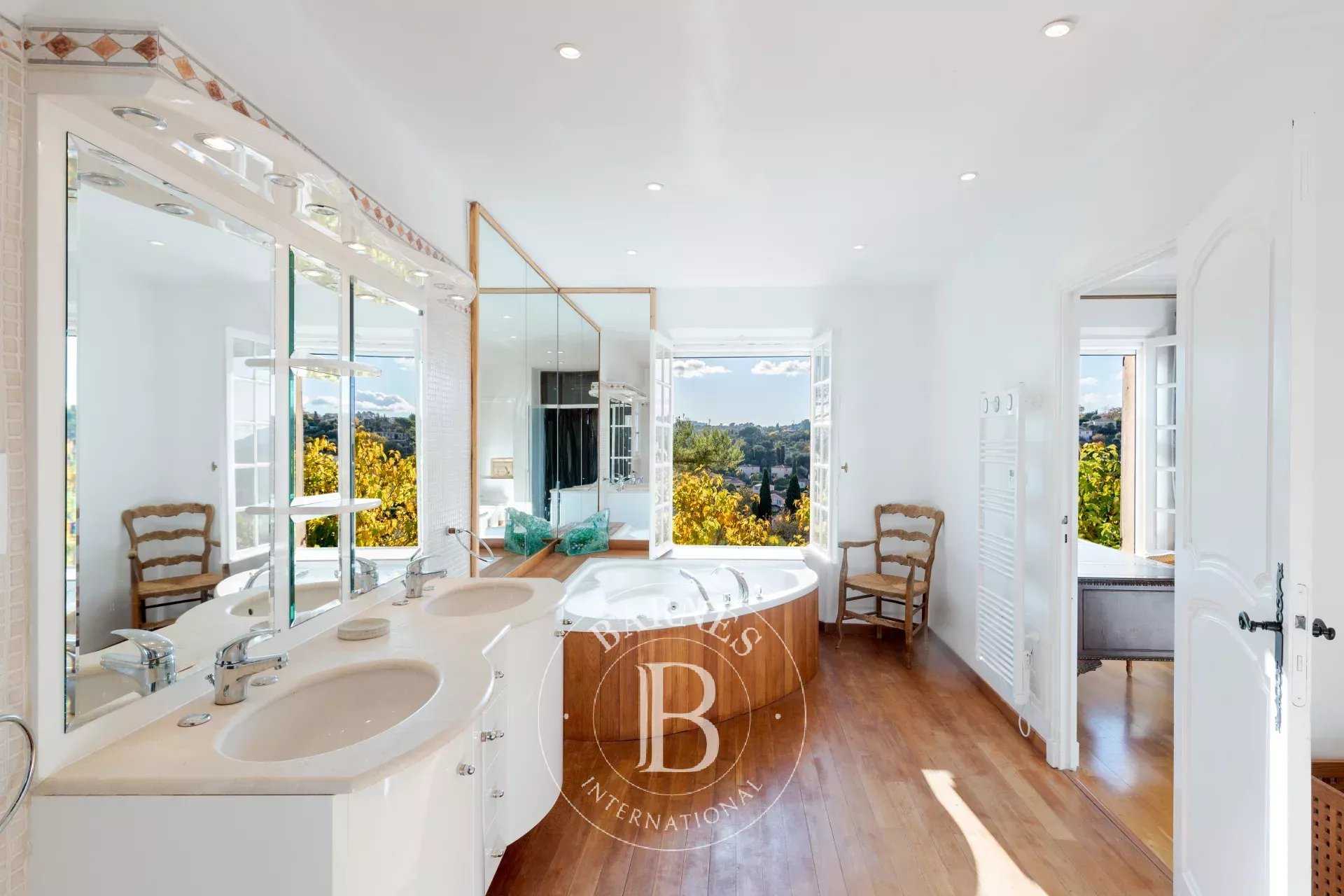 Grasse  - Villa 8 Pi&egrave;ces 6 Chambres