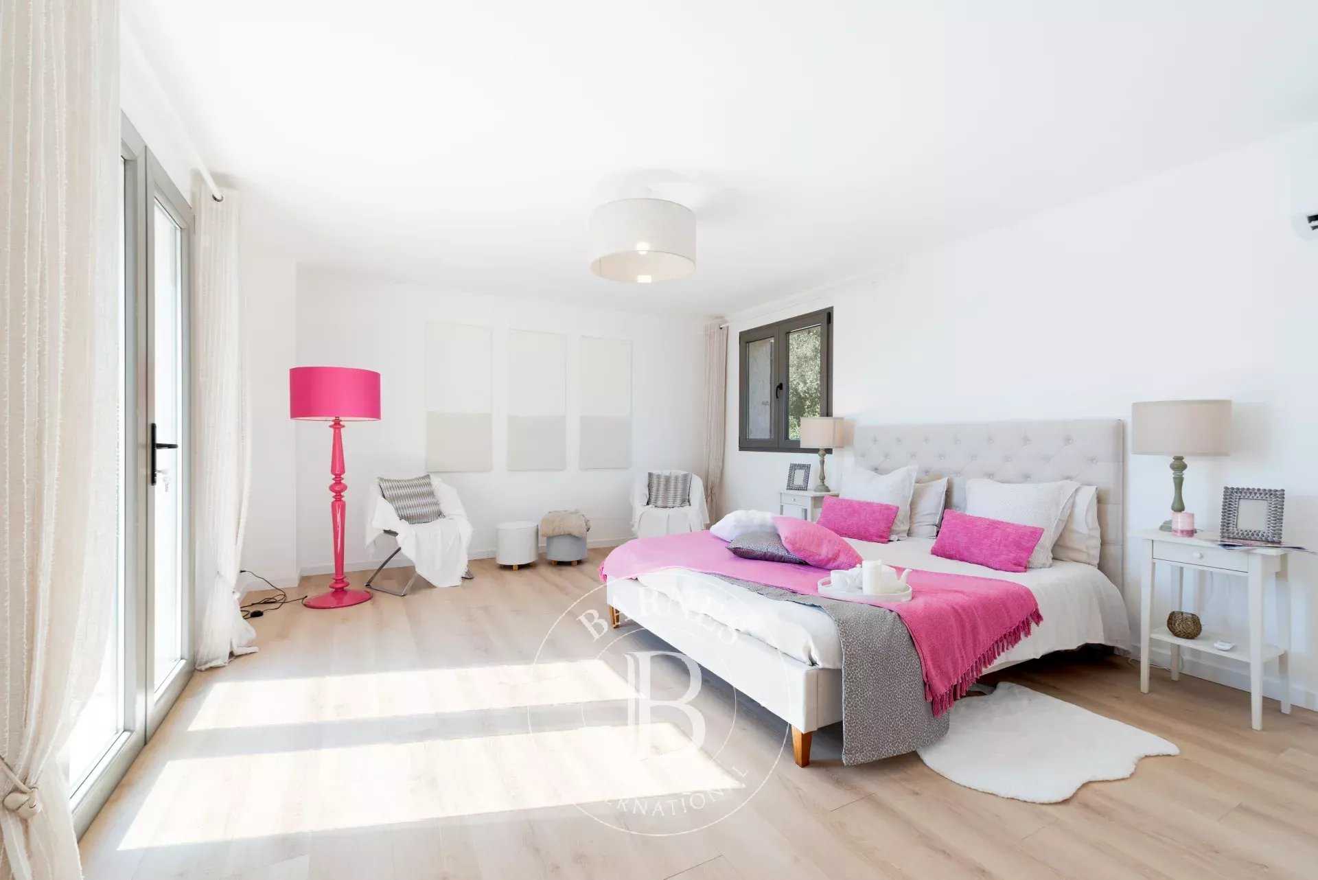 Biot  - Villa 8 Pi&egrave;ces 6 Chambres