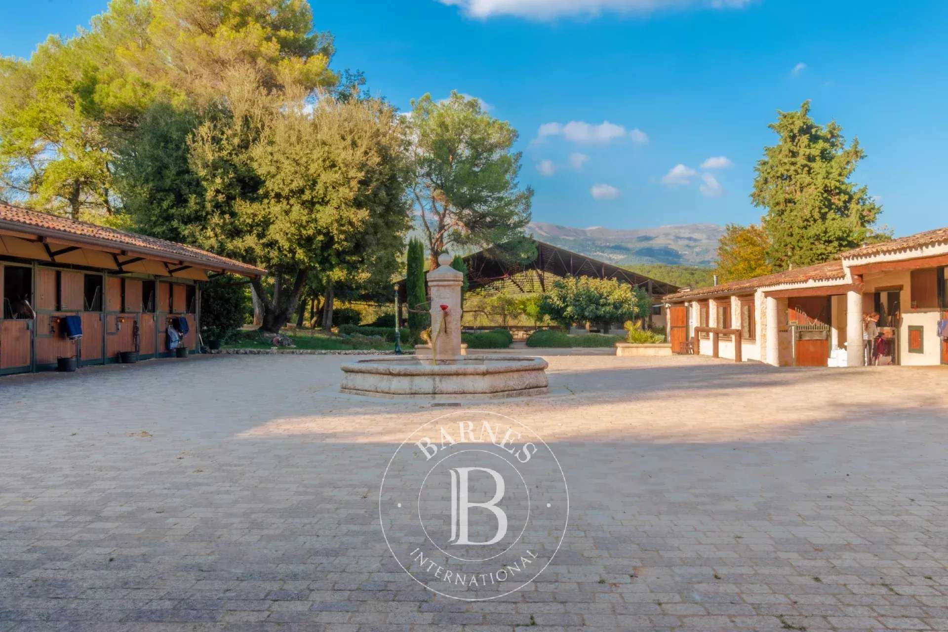 Valbonne  - Domaine équestre 14 Pi&egrave;ces 7 Chambres