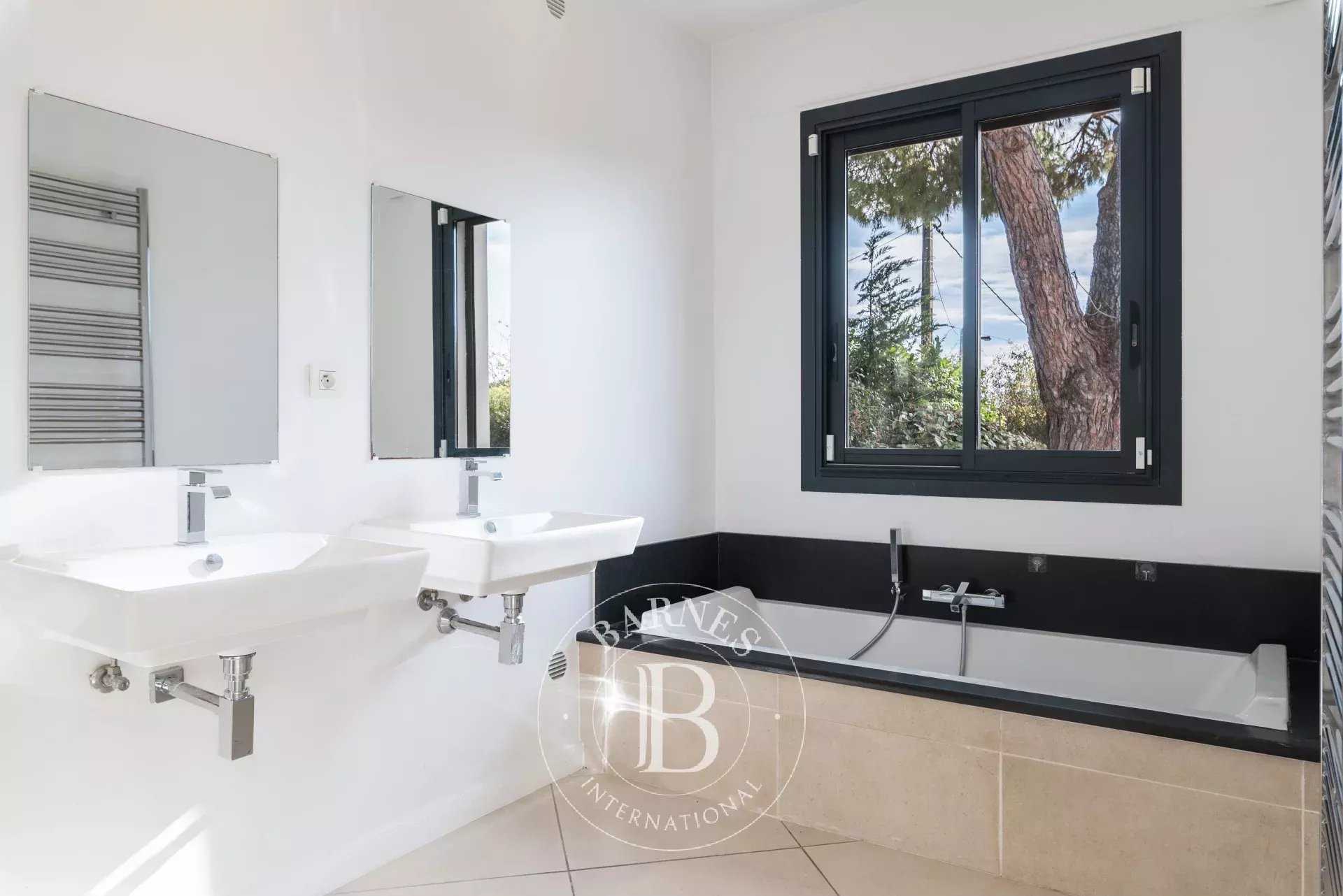 Mougins  - Maison 4 Pi&egrave;ces 3 Chambres