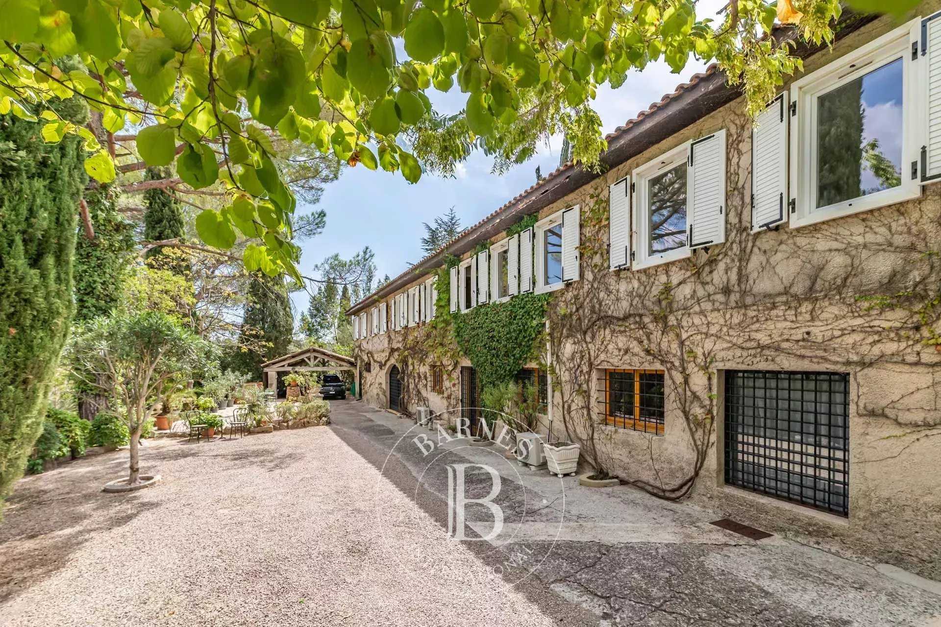 Grasse  - Maison 8 Pièces 5 Chambres