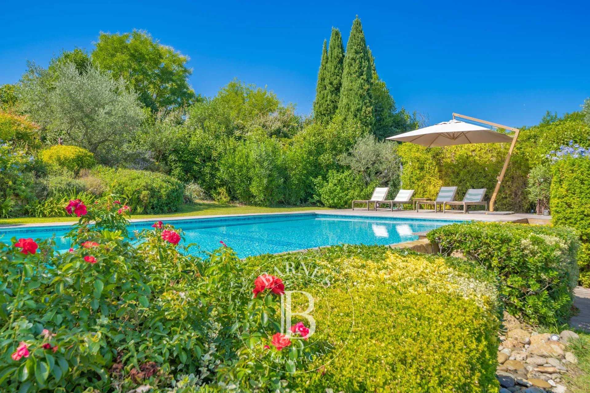 Mougins  - Maison 9 Pièces 5 Chambres