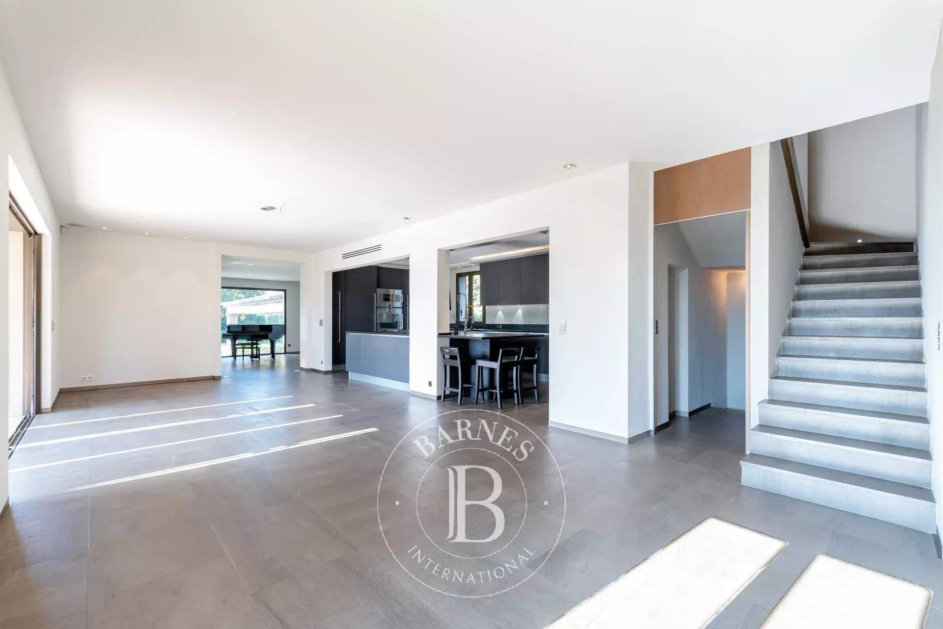 Mougins  - Maison 8 Pi&egrave;ces 4 Chambres