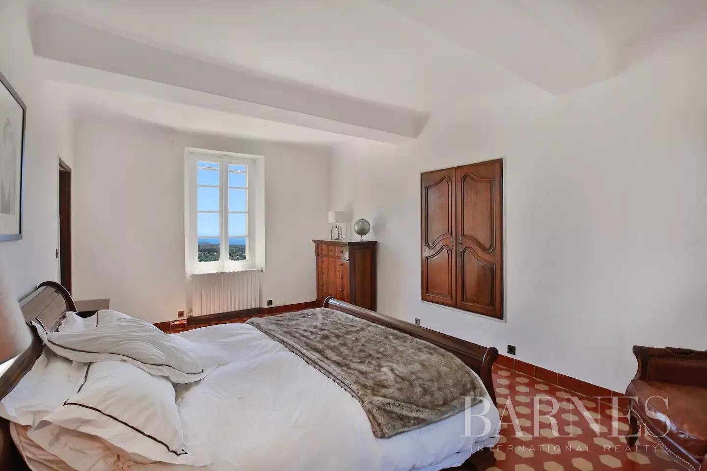Grasse- Charming villa- 7 bedrooms- Panoramic sea and mountain view picture 11