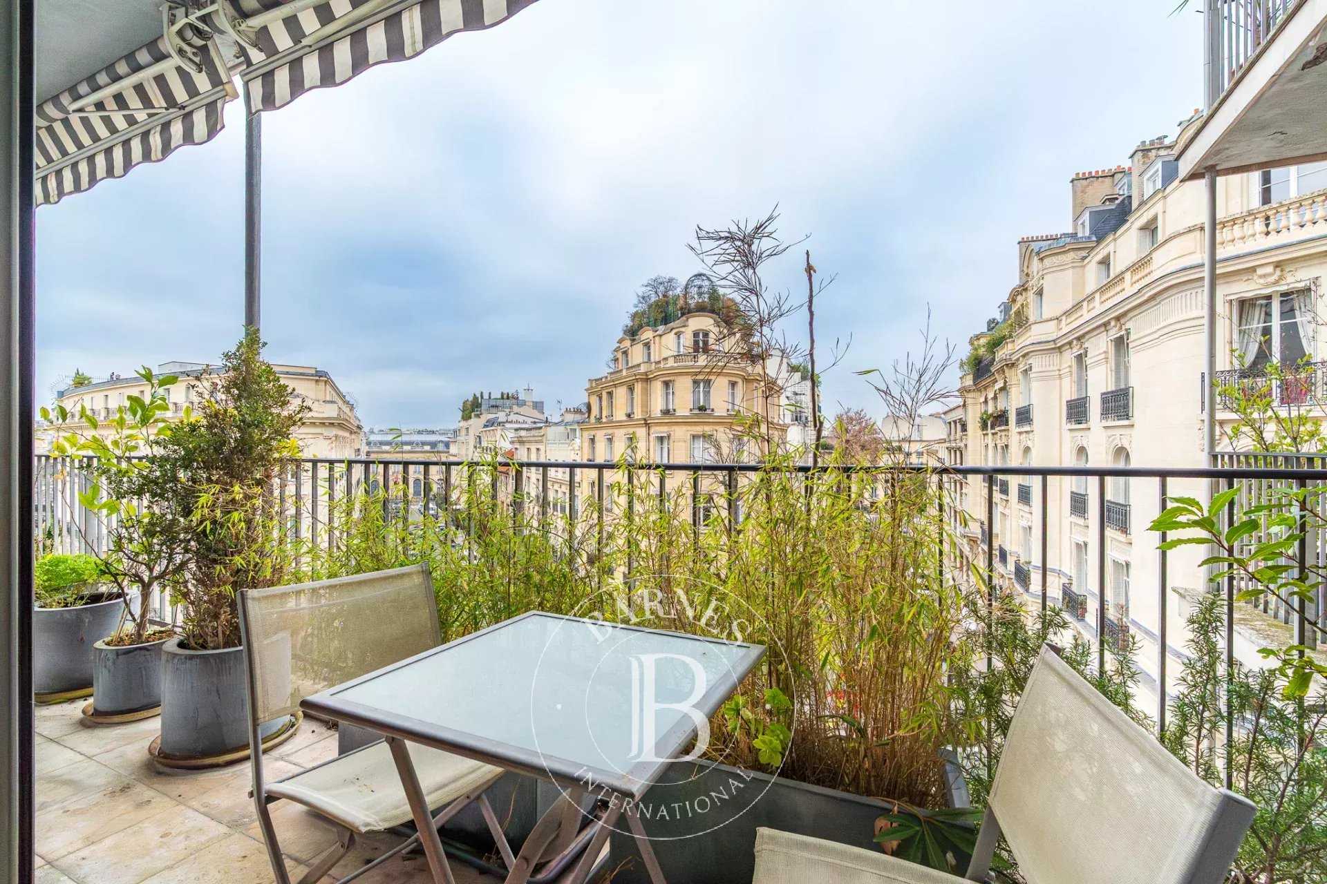 Paris  - Appartement 4 Pi&egrave;ces 2 Chambres