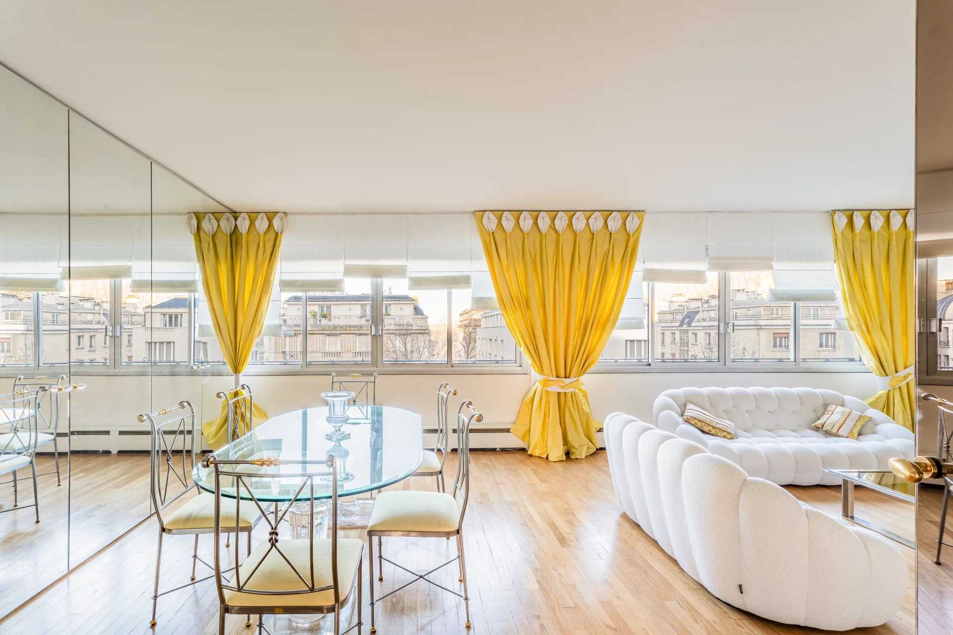 Paris  - Appartement 5 Pi&egrave;ces 3 Chambres