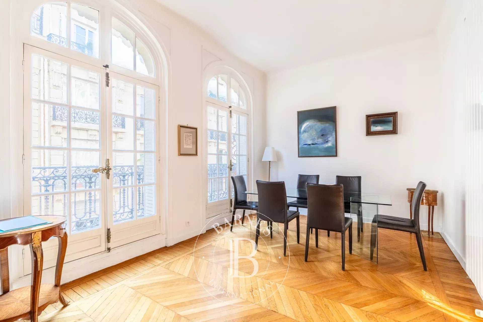 Paris  - Appartement 5 Pi&egrave;ces 3 Chambres