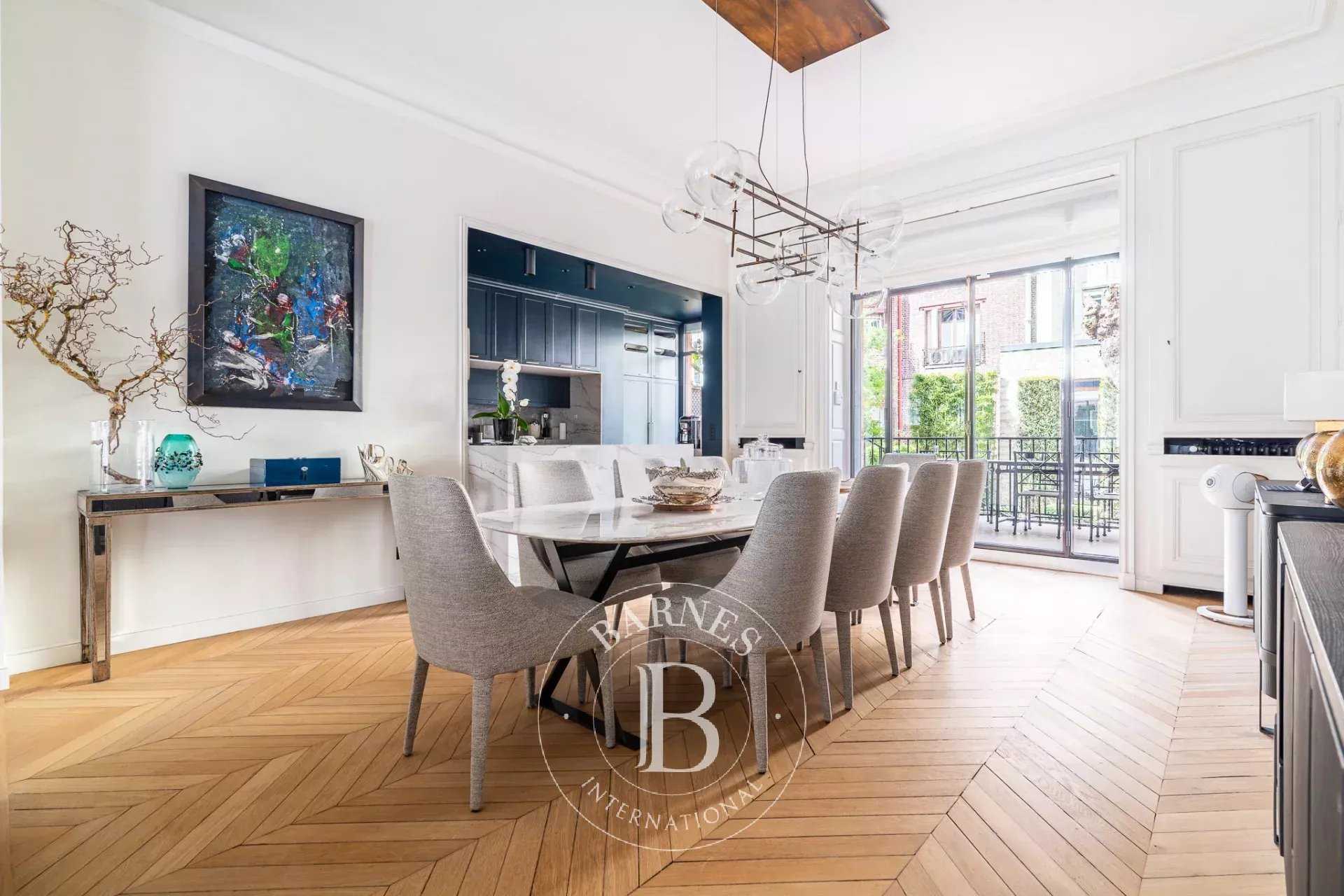 Paris  - Hôtel particulier 10 Pi&egrave;ces 5 Chambres