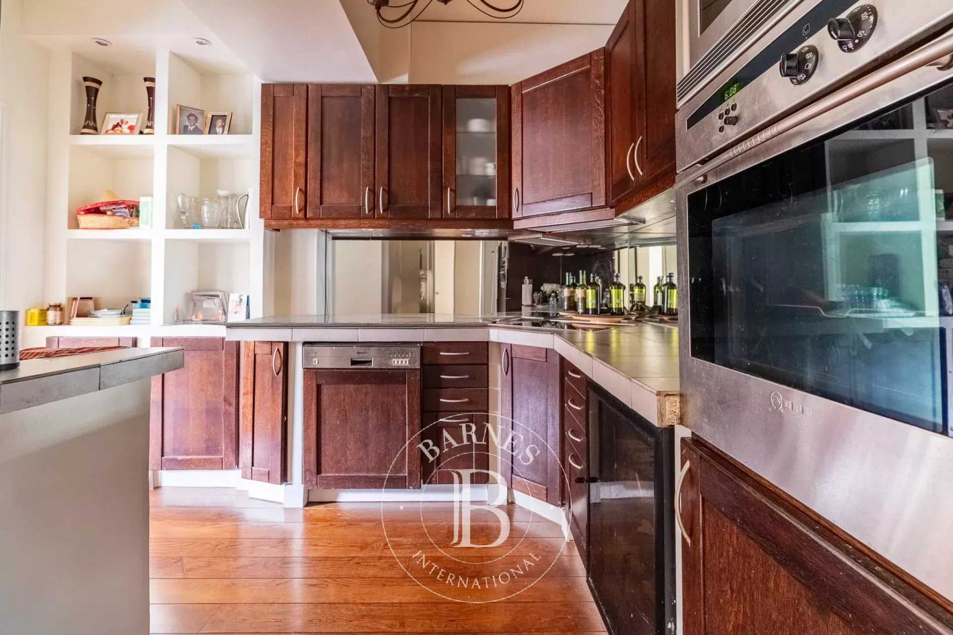 Paris  - Appartement 5 Pièces 3 Chambres