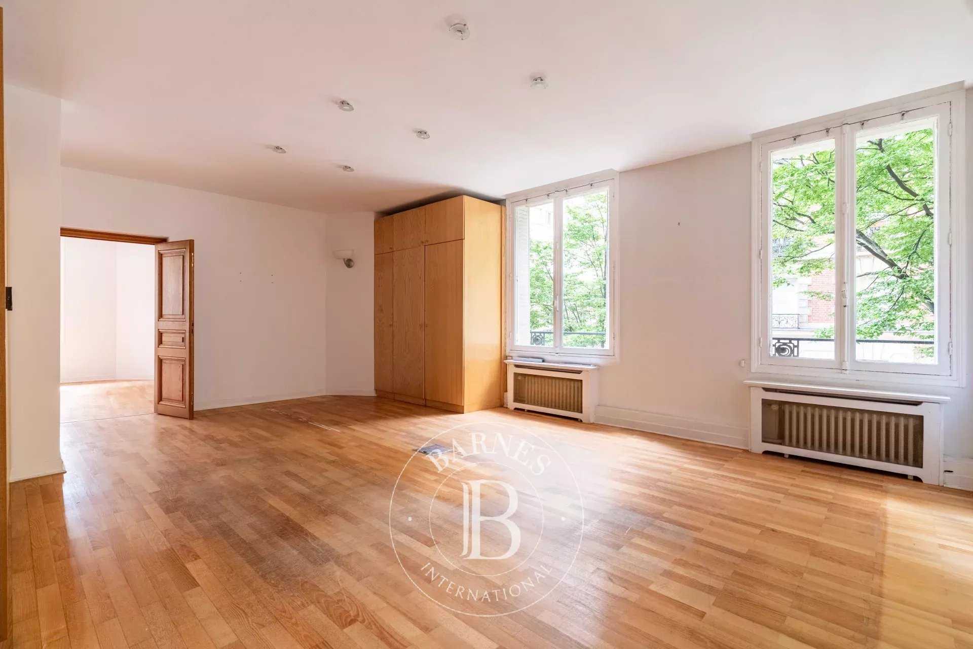 Paris  - Appartement 10 Pi&egrave;ces