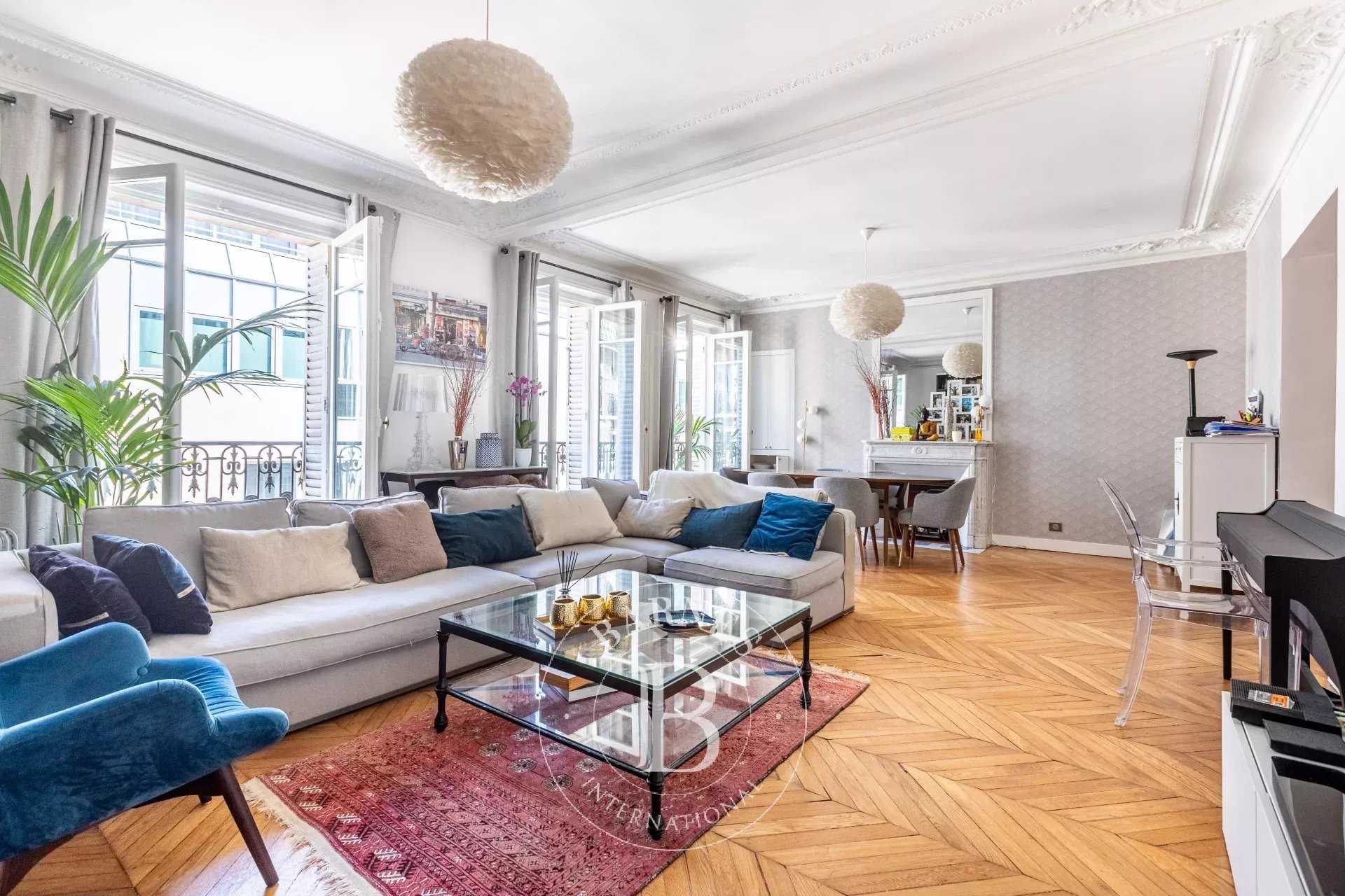 Paris  - Appartement 5 Pi&egrave;ces 3 Chambres