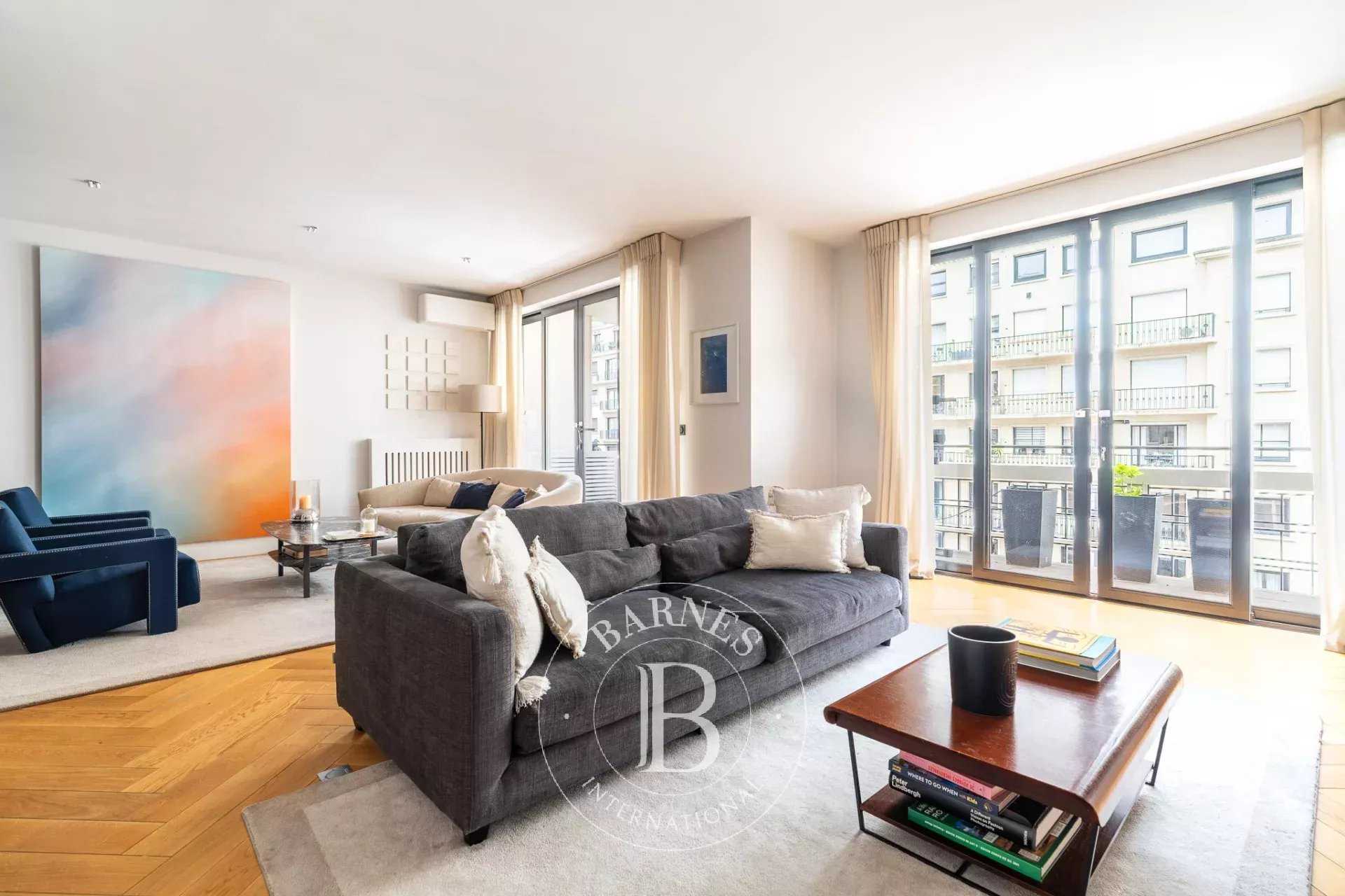 Paris  - Appartement 5 Pi&egrave;ces 3 Chambres