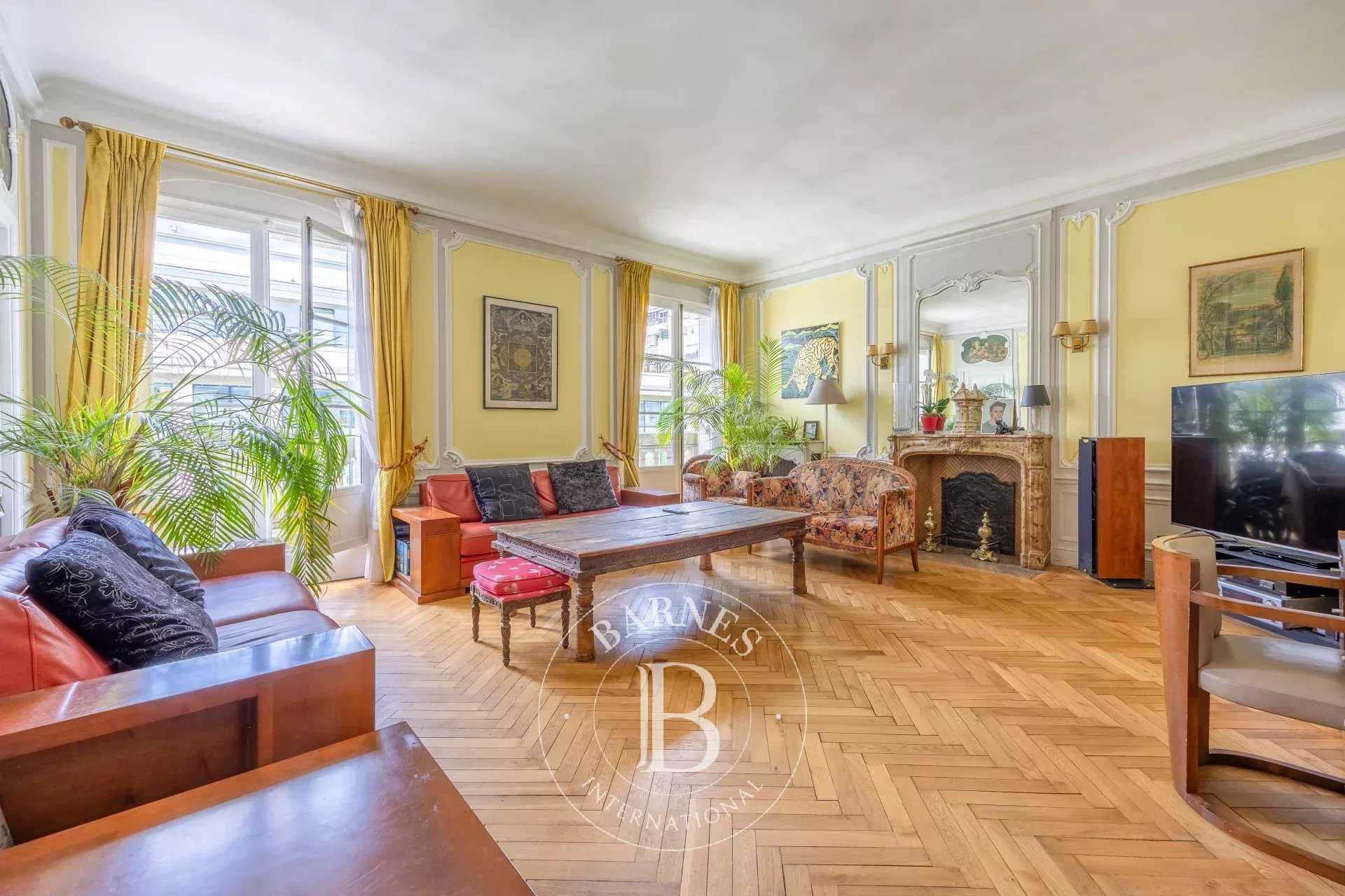 Paris  - Appartement 5 Pièces 4 Chambres