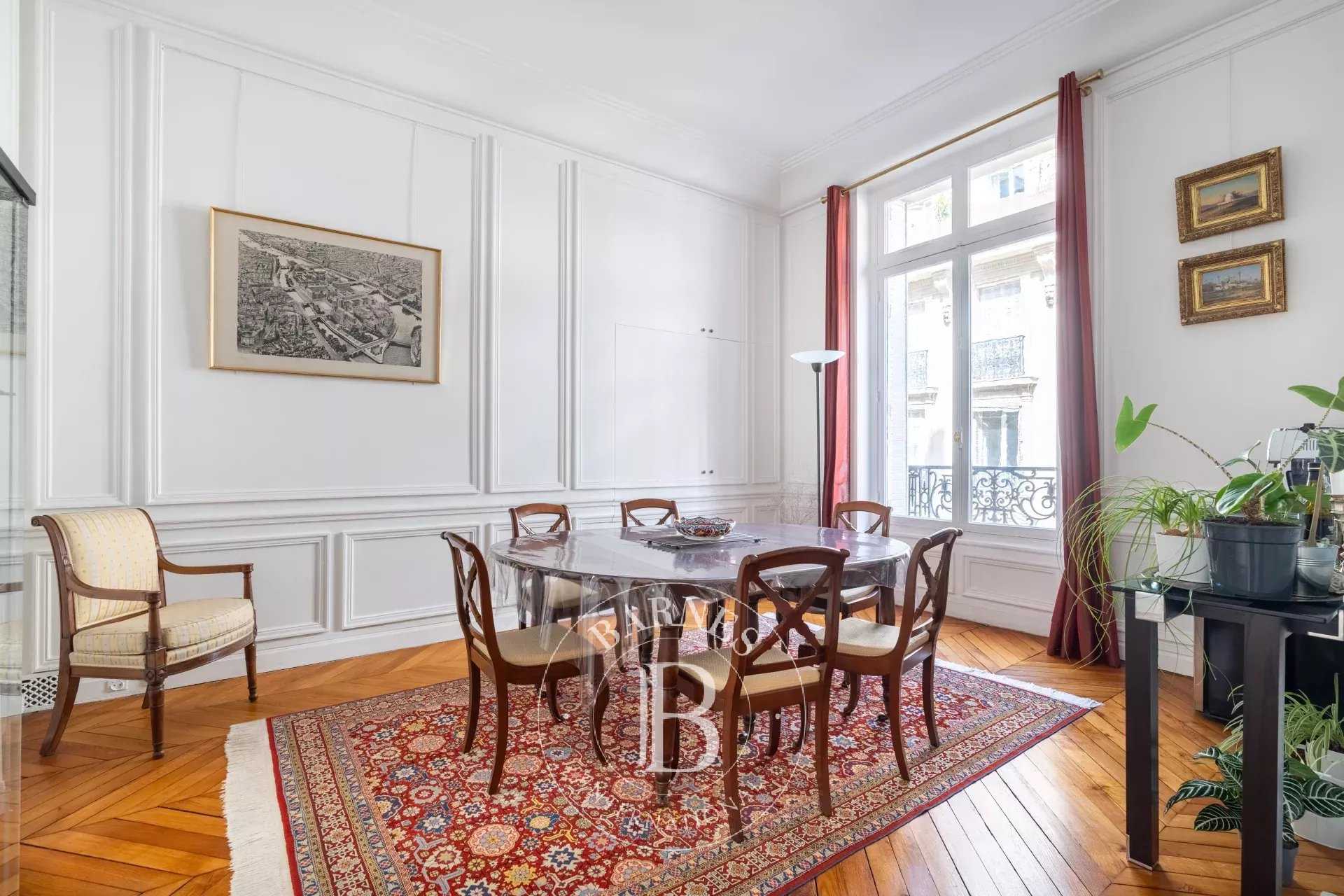 Paris  - Appartement 5 Pièces 2 Chambres