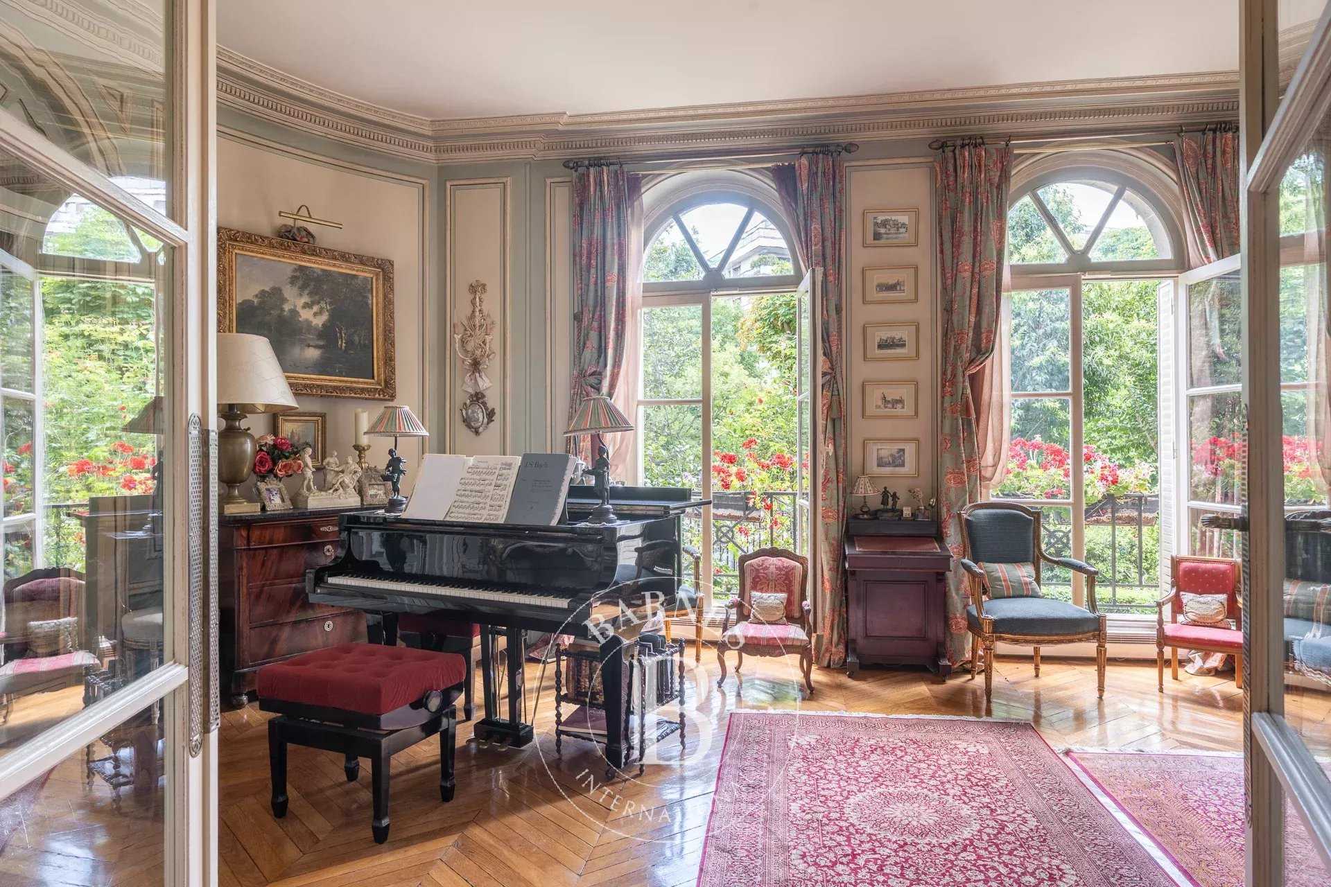 Paris  - Maison 12 Pi&egrave;ces 6 Chambres