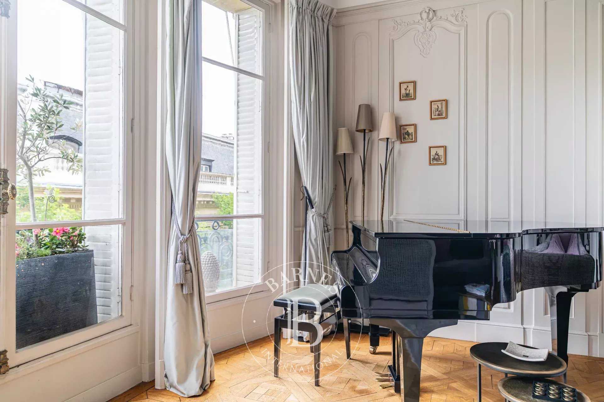 Paris  - Appartement 7 Pièces 4 Chambres