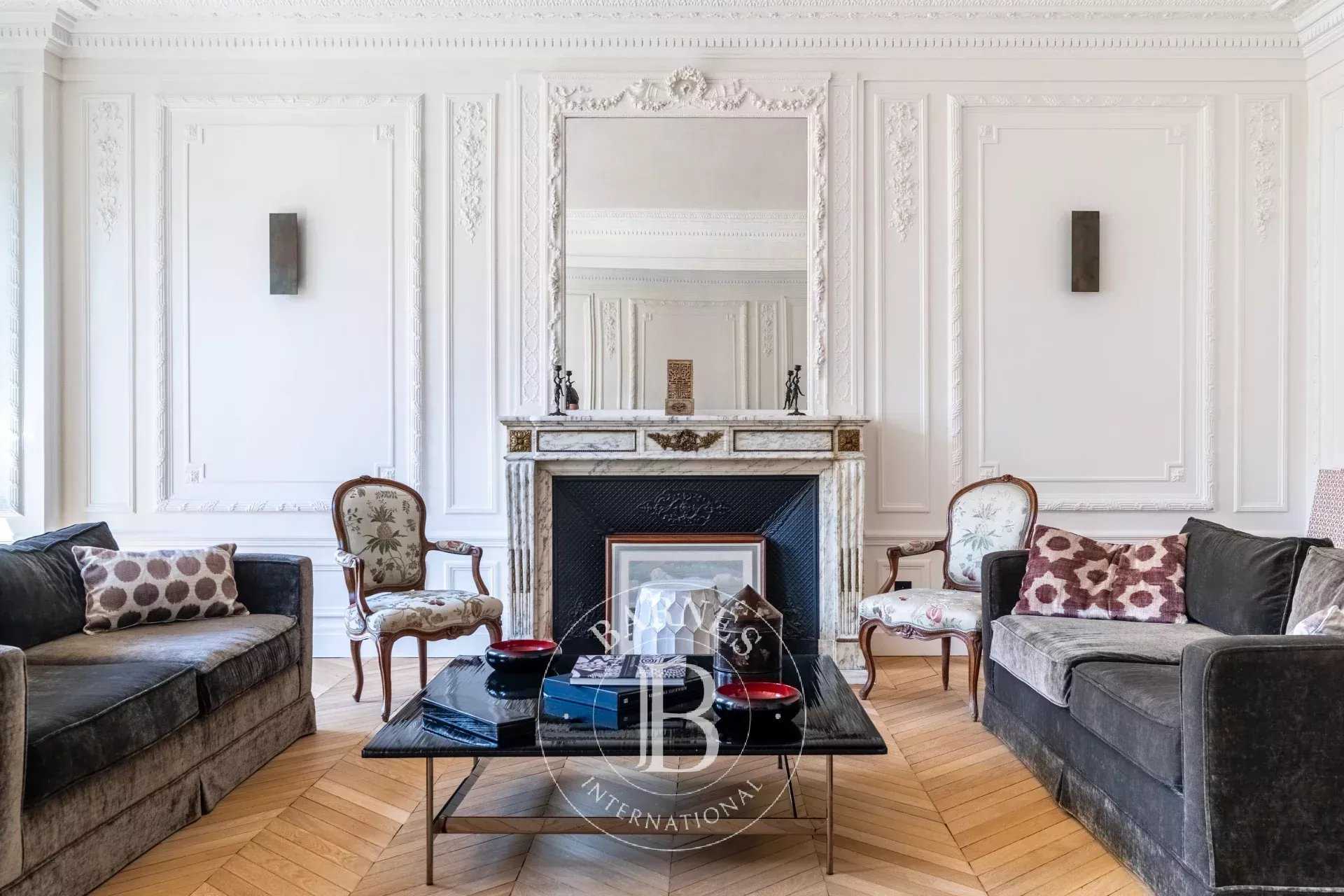 Paris  - Appartement 8 Pièces 4 Chambres