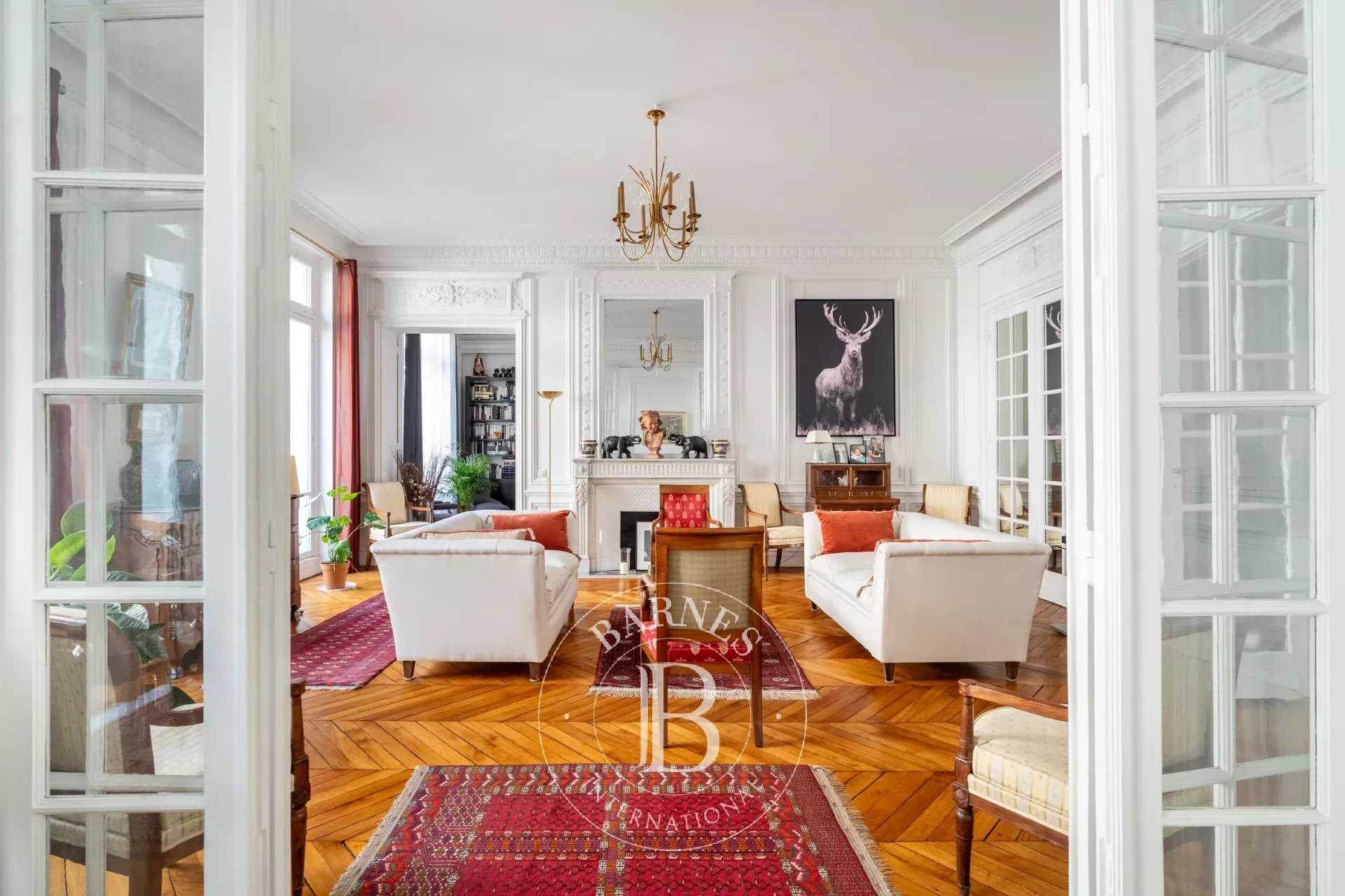 Paris  - Appartement 5 Pièces 2 Chambres