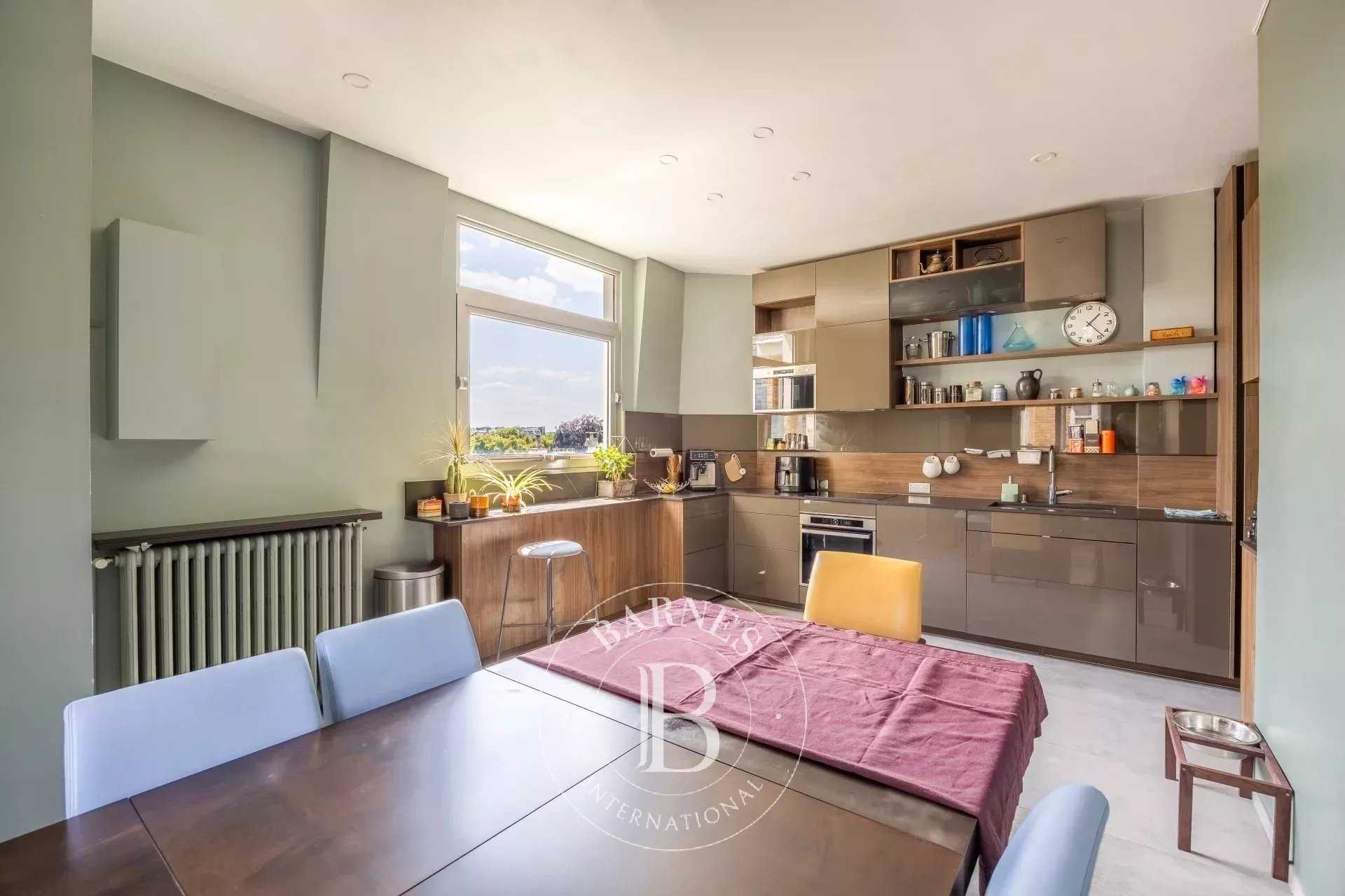 Paris  - Appartement 5 Pièces 4 Chambres