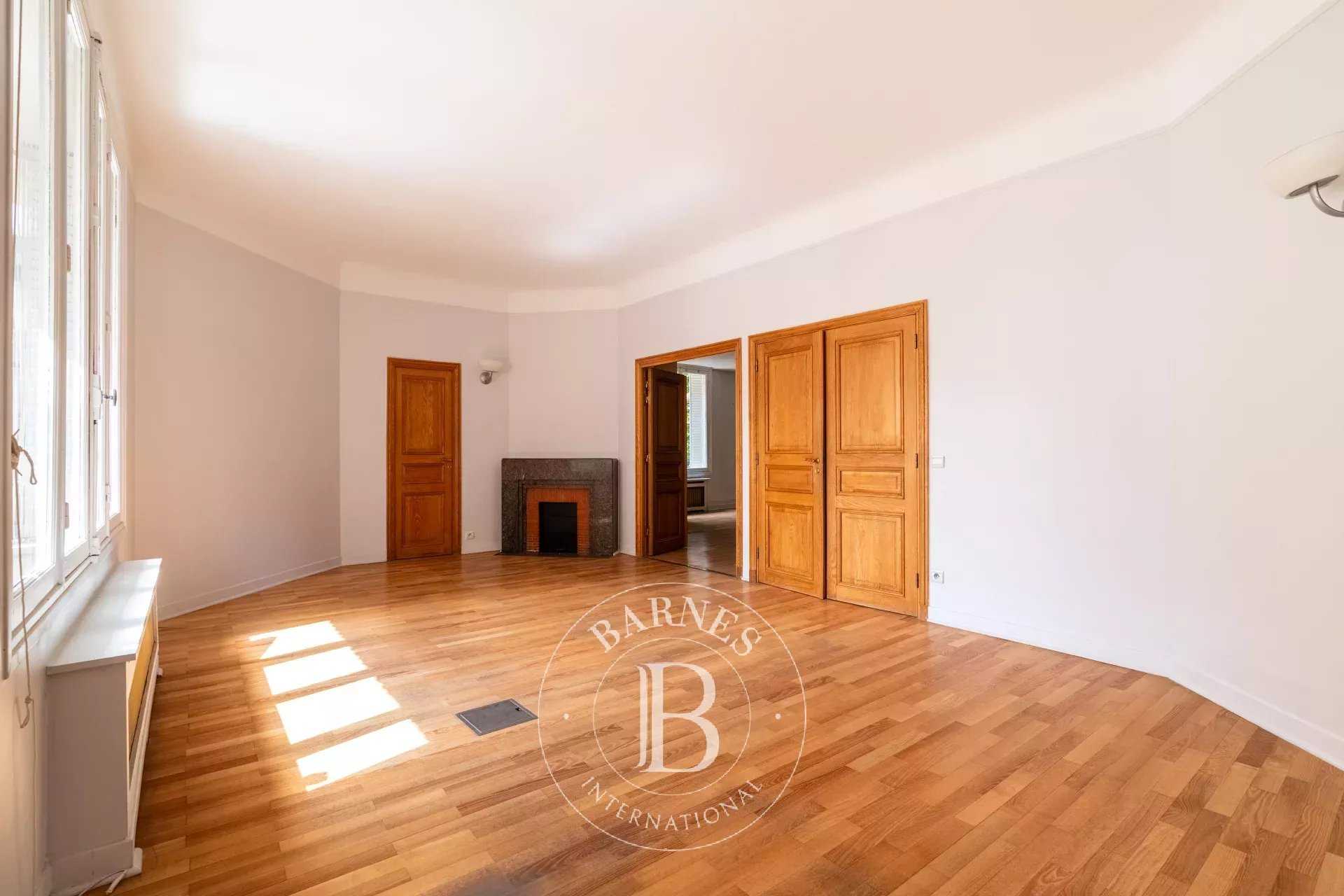 Paris  - Appartement 10 Pi&egrave;ces