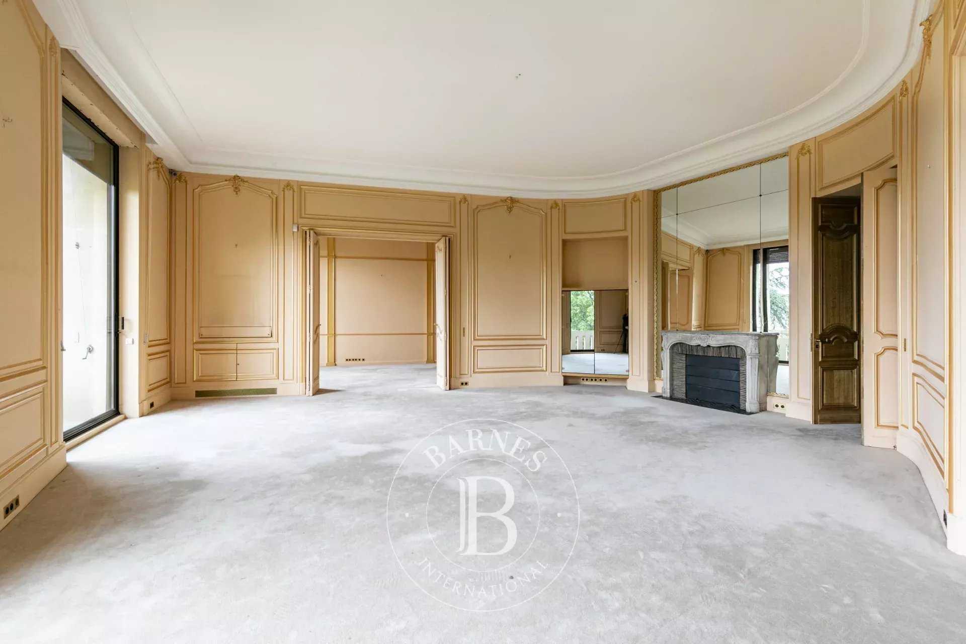Paris  - Appartement 6 Pièces 3 Chambres