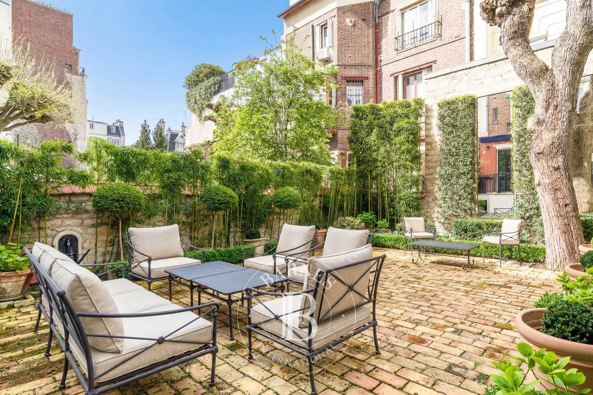 Paris  - Hôtel particulier 10 Pi&egrave;ces 5 Chambres