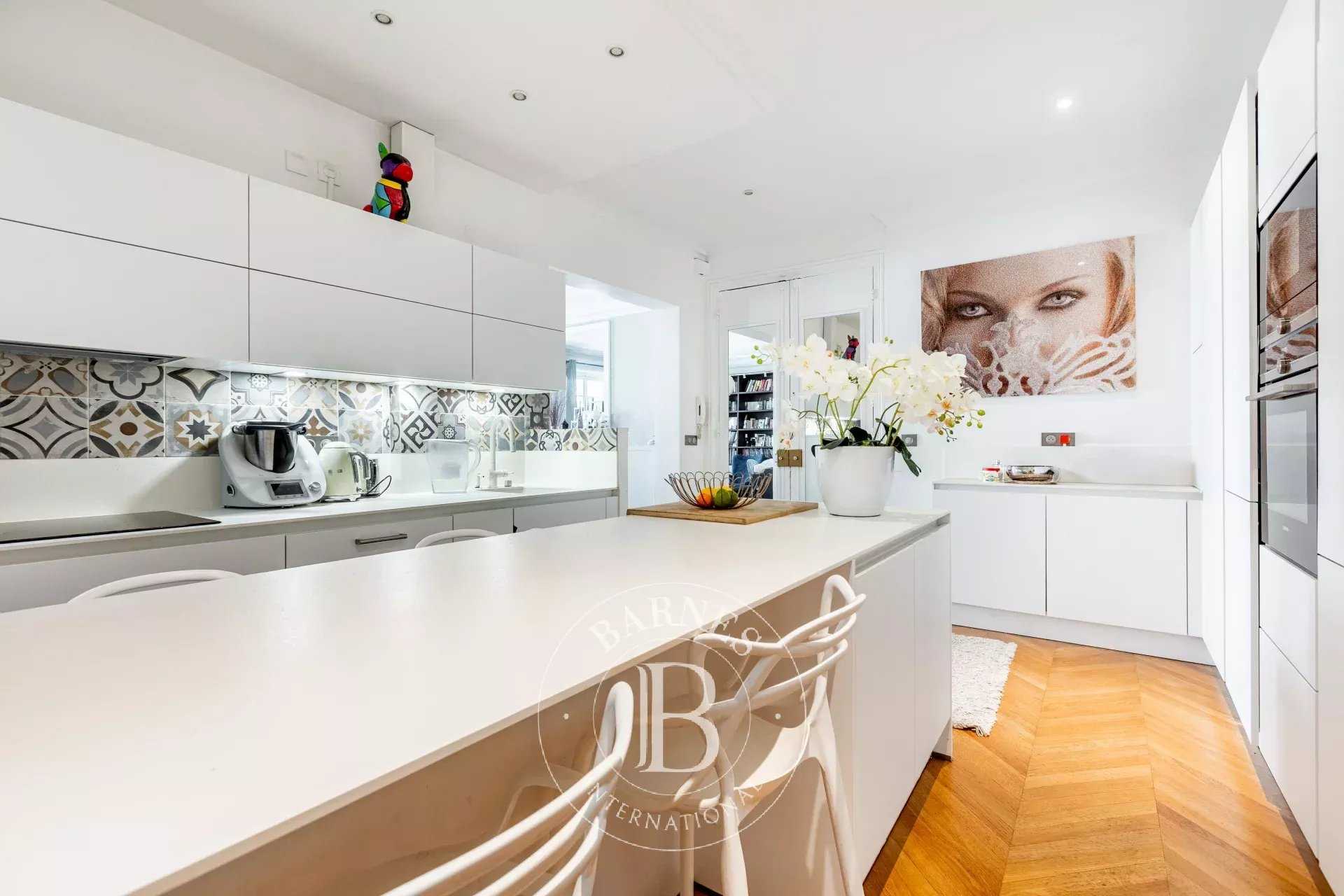 Paris  - Appartement 5 Pi&egrave;ces 3 Chambres