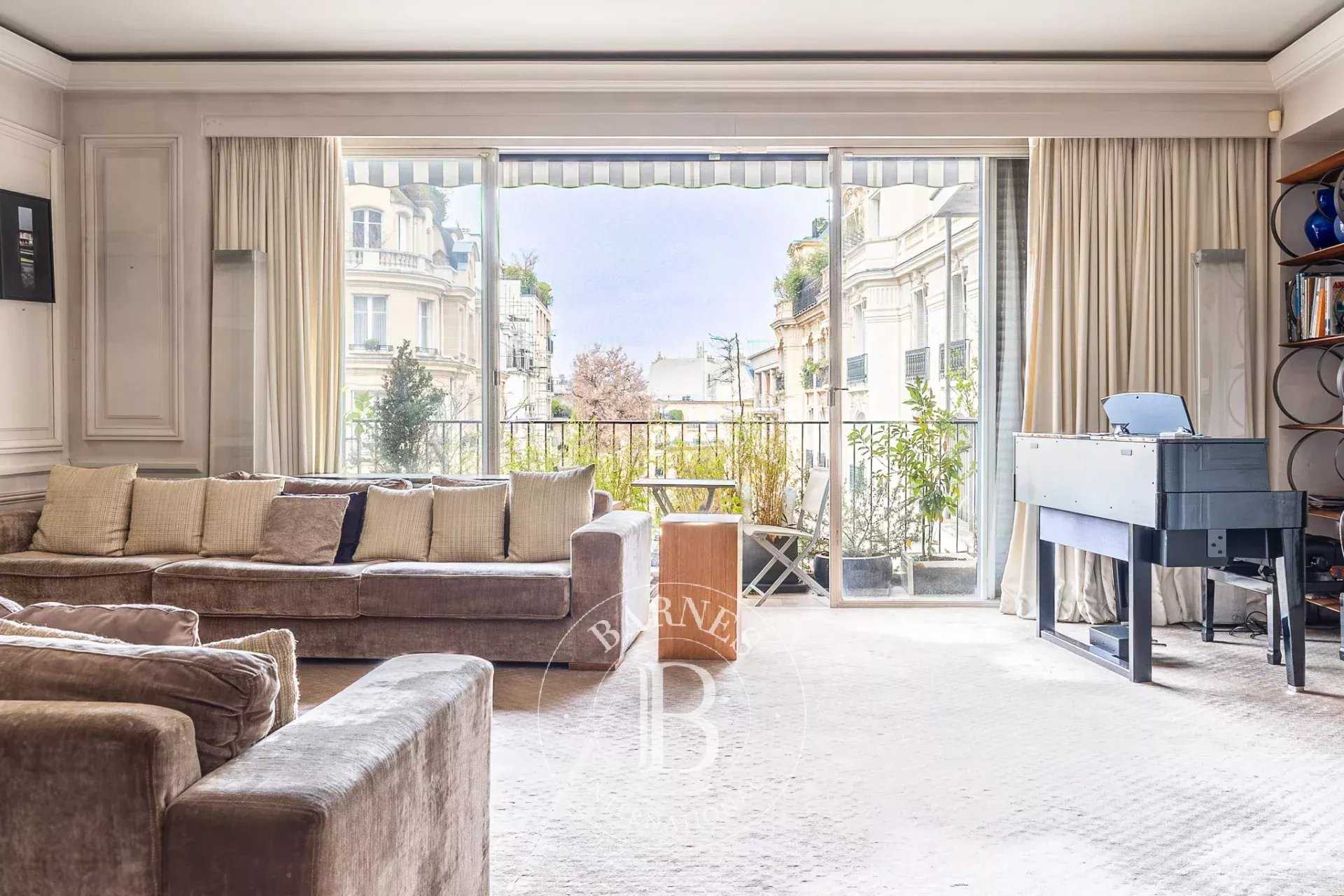 Paris  - Appartement 4 Pi&egrave;ces 2 Chambres