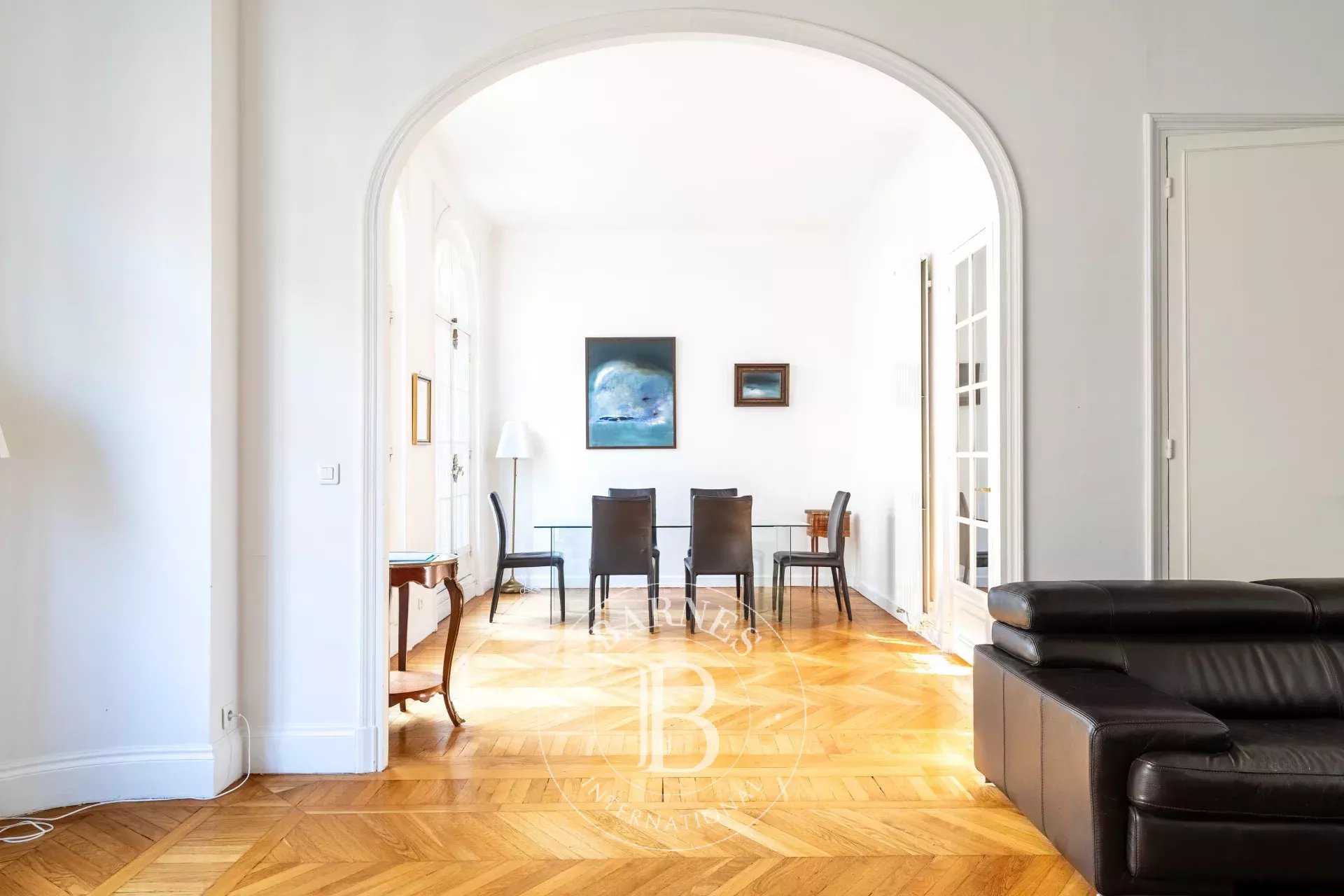 Paris  - Appartement 5 Pi&egrave;ces 3 Chambres