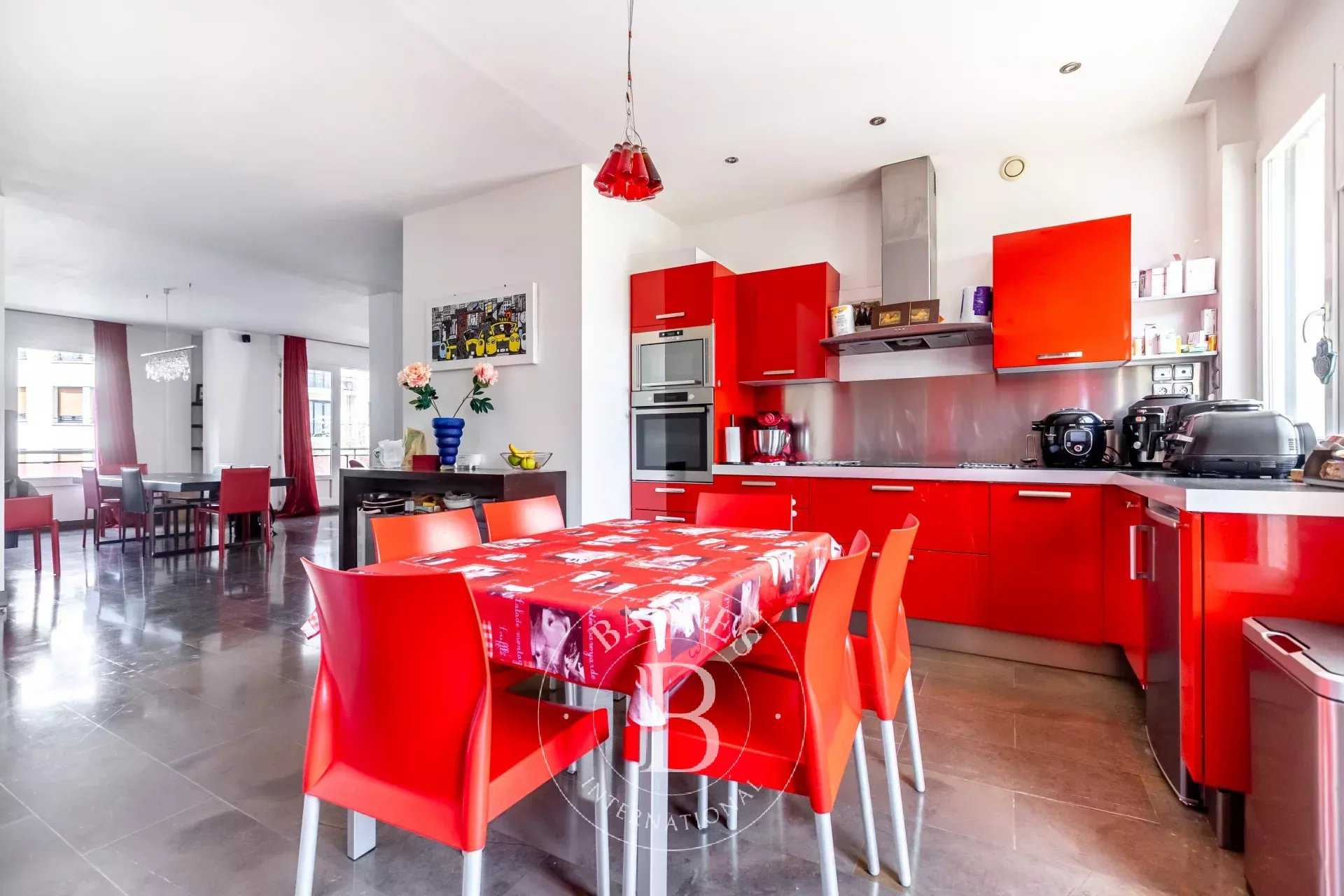 Paris  - Appartement 5 Pi&egrave;ces 3 Chambres