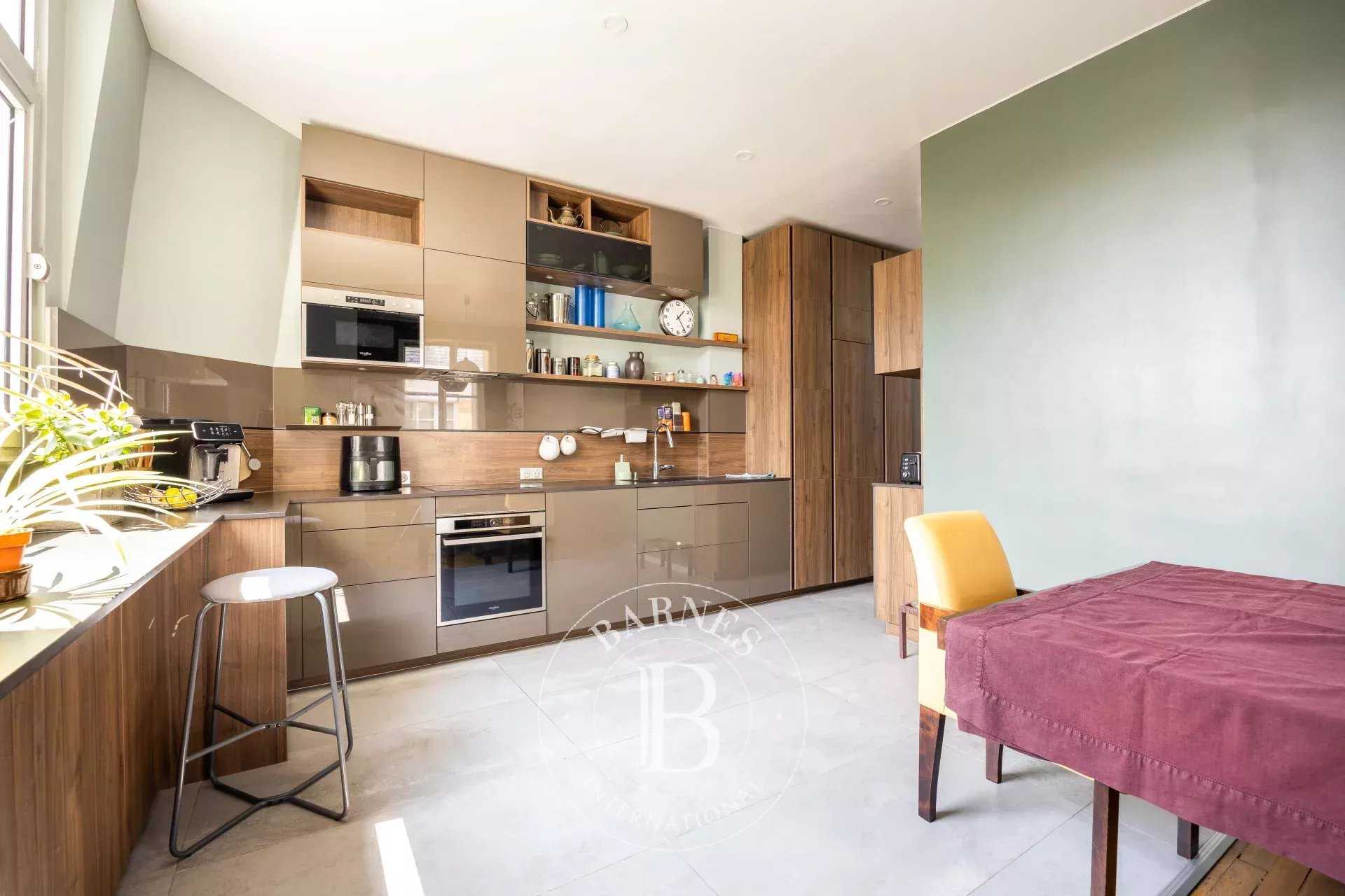 Paris  - Appartement 5 Pièces 4 Chambres