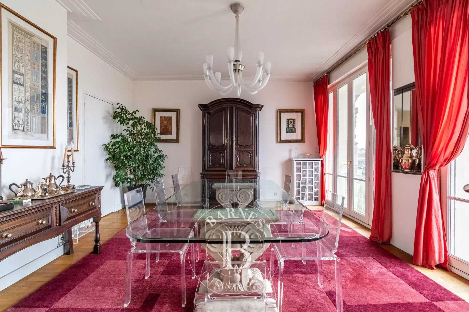 Paris  - Appartement 7 Pièces 3 Chambres