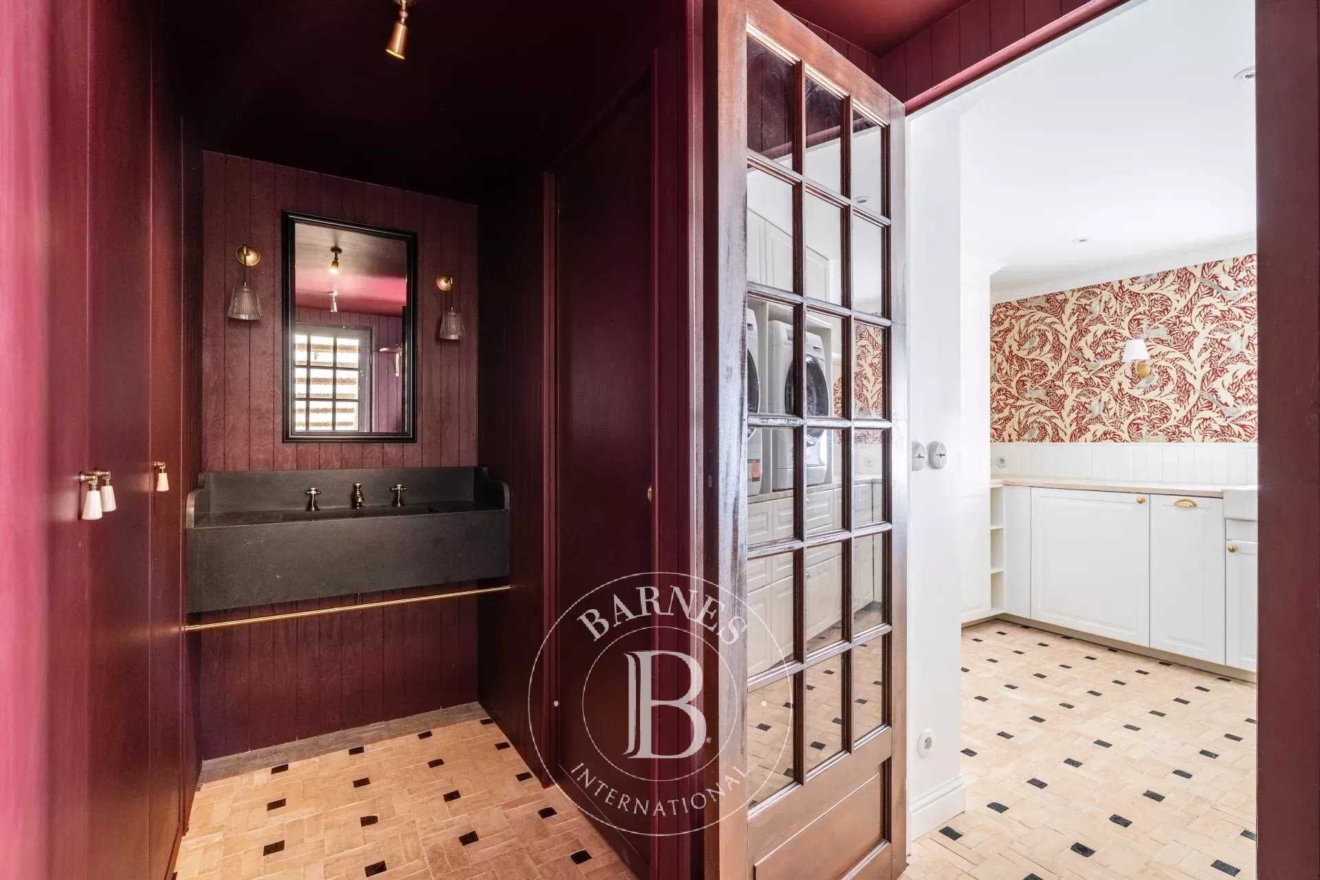 Paris  - Maison de ville 10 Pièces 7 Chambres