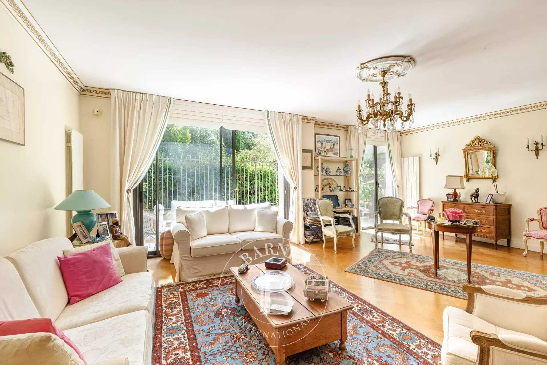 Paris  - Appartement 6 Pi&egrave;ces 4 Chambres
