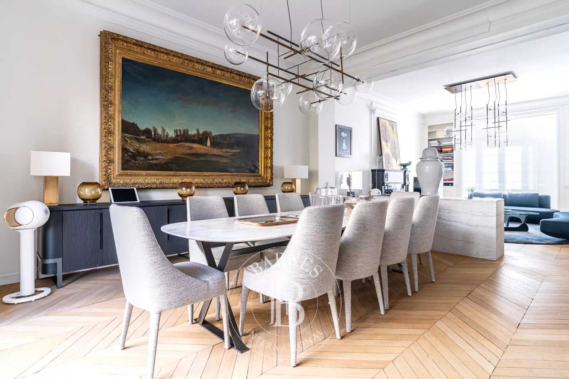 Paris  - Hôtel particulier 10 Pi&egrave;ces 5 Chambres