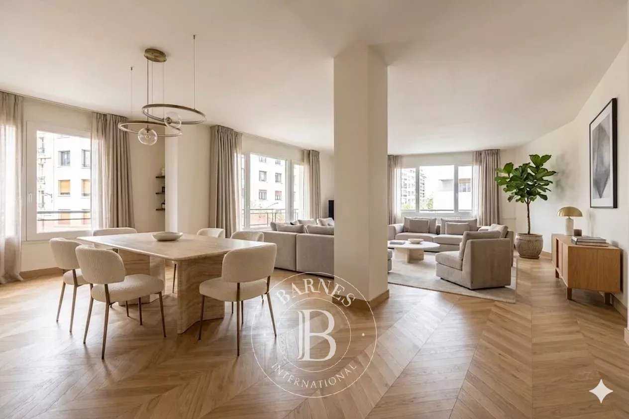 Paris  - Appartement 5 Pi&egrave;ces 3 Chambres