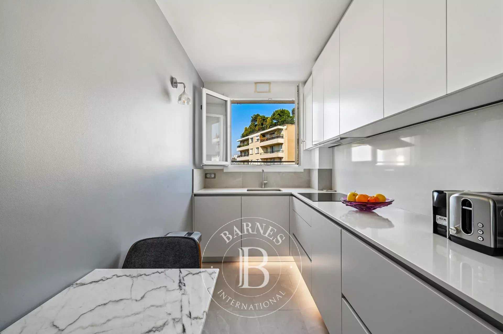 Paris  - Appartement 4 Pi&egrave;ces 2 Chambres