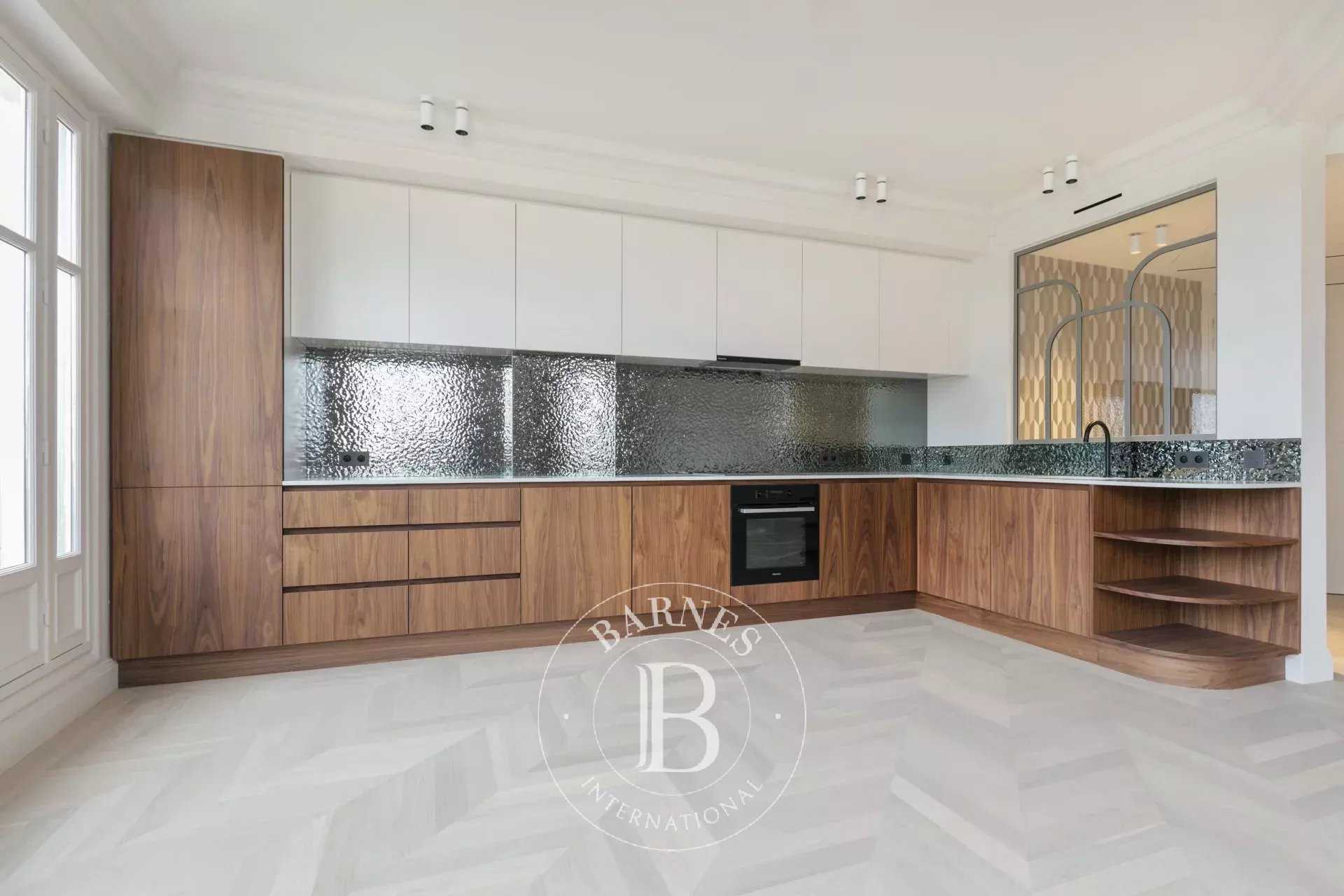 Paris  - Appartement 3 Pi&egrave;ces 2 Chambres